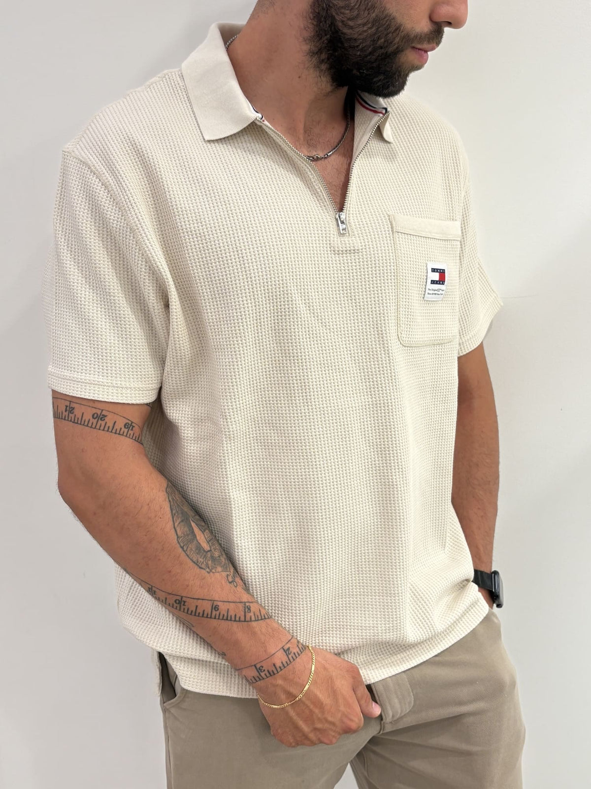 Polo Tommy Jeans con mezza zip