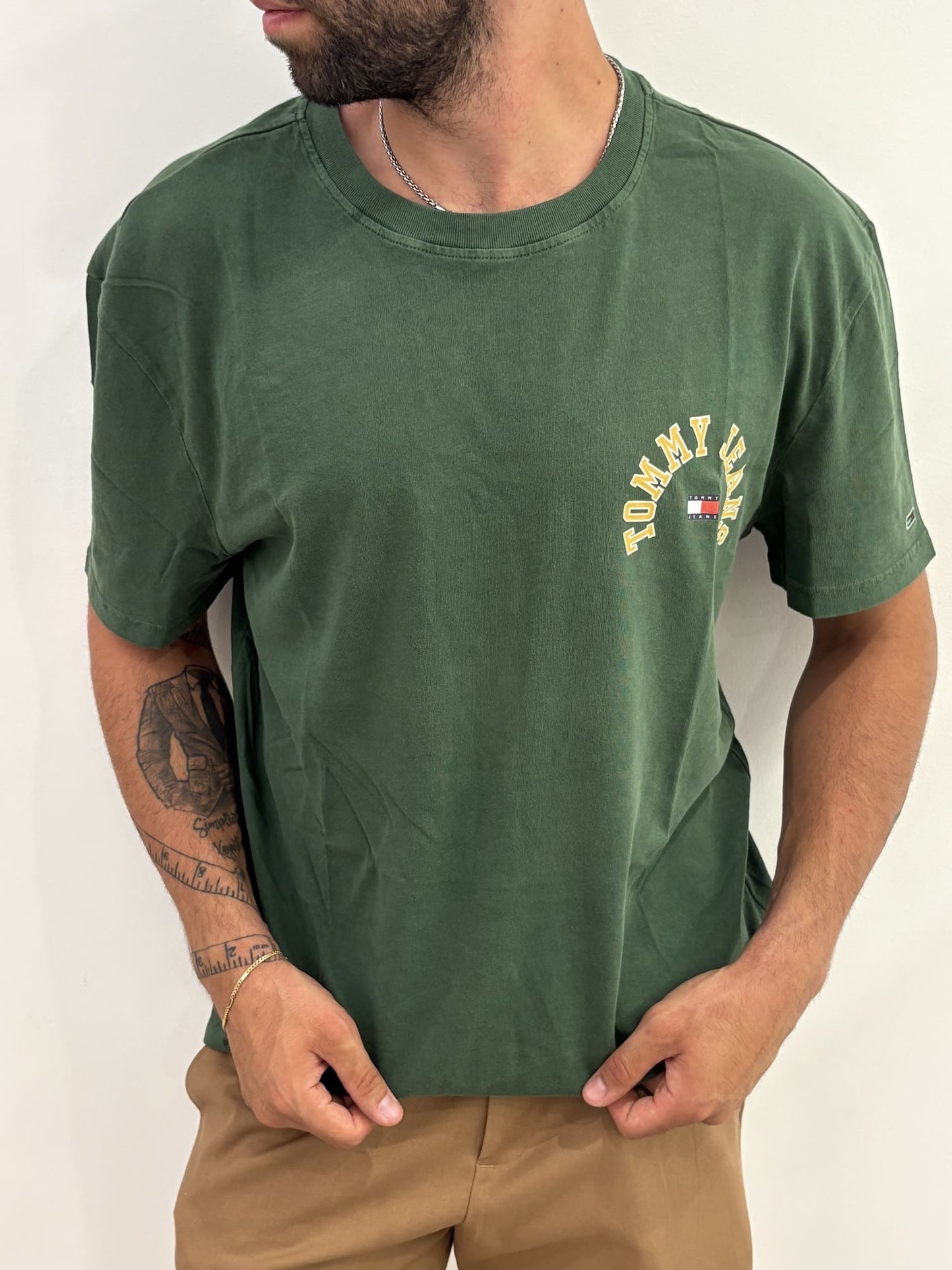 T-shirt Tommy Jeans con logo sul petto e sul retro