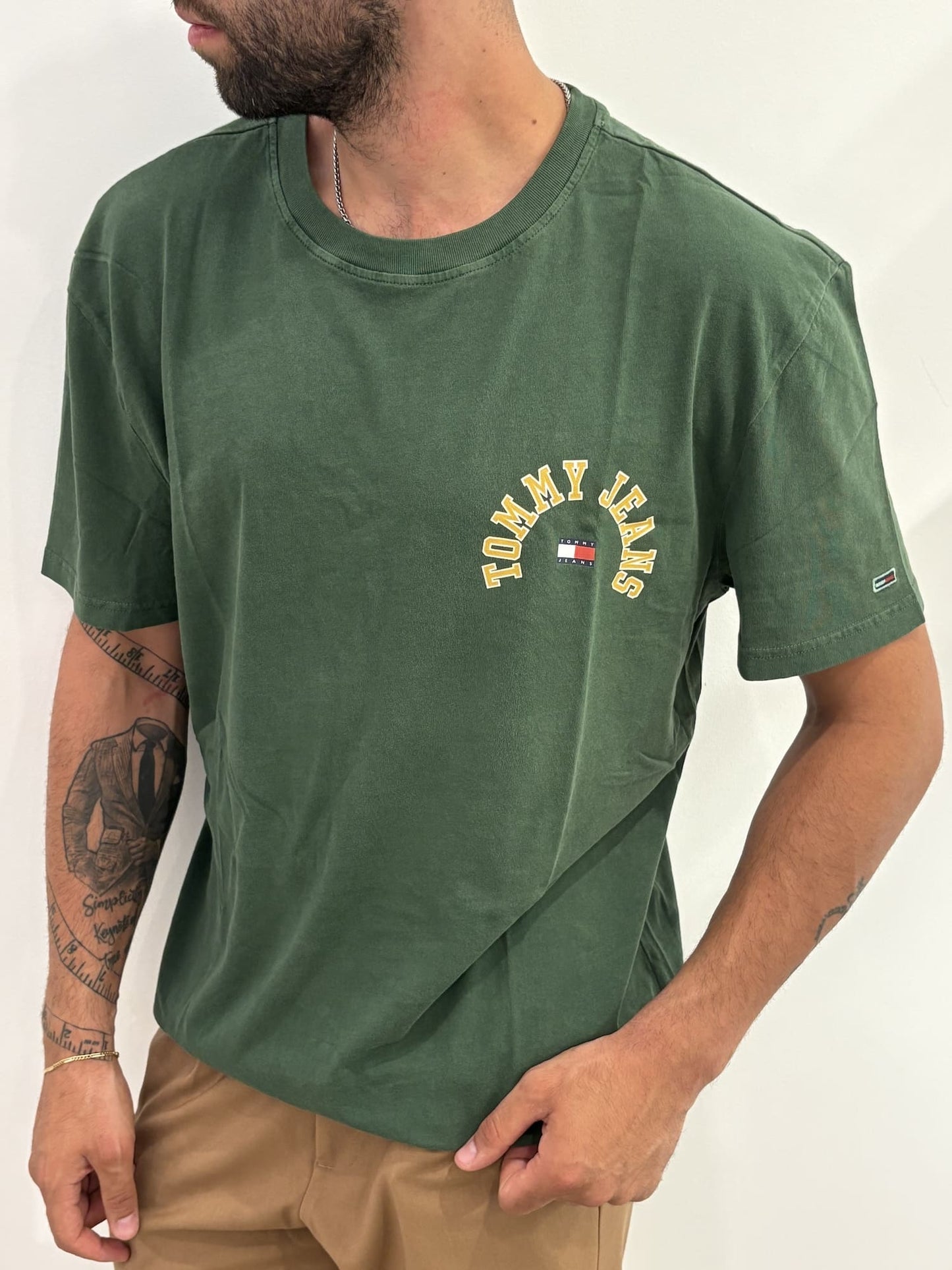 T-shirt Tommy Jeans con logo sul petto e sul retro