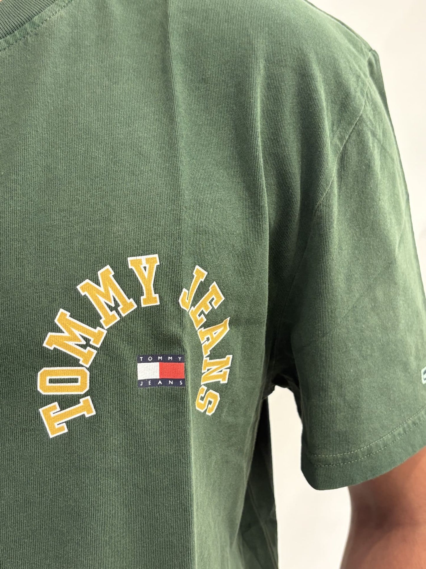 T-shirt Tommy Jeans con logo sul petto e sul retro