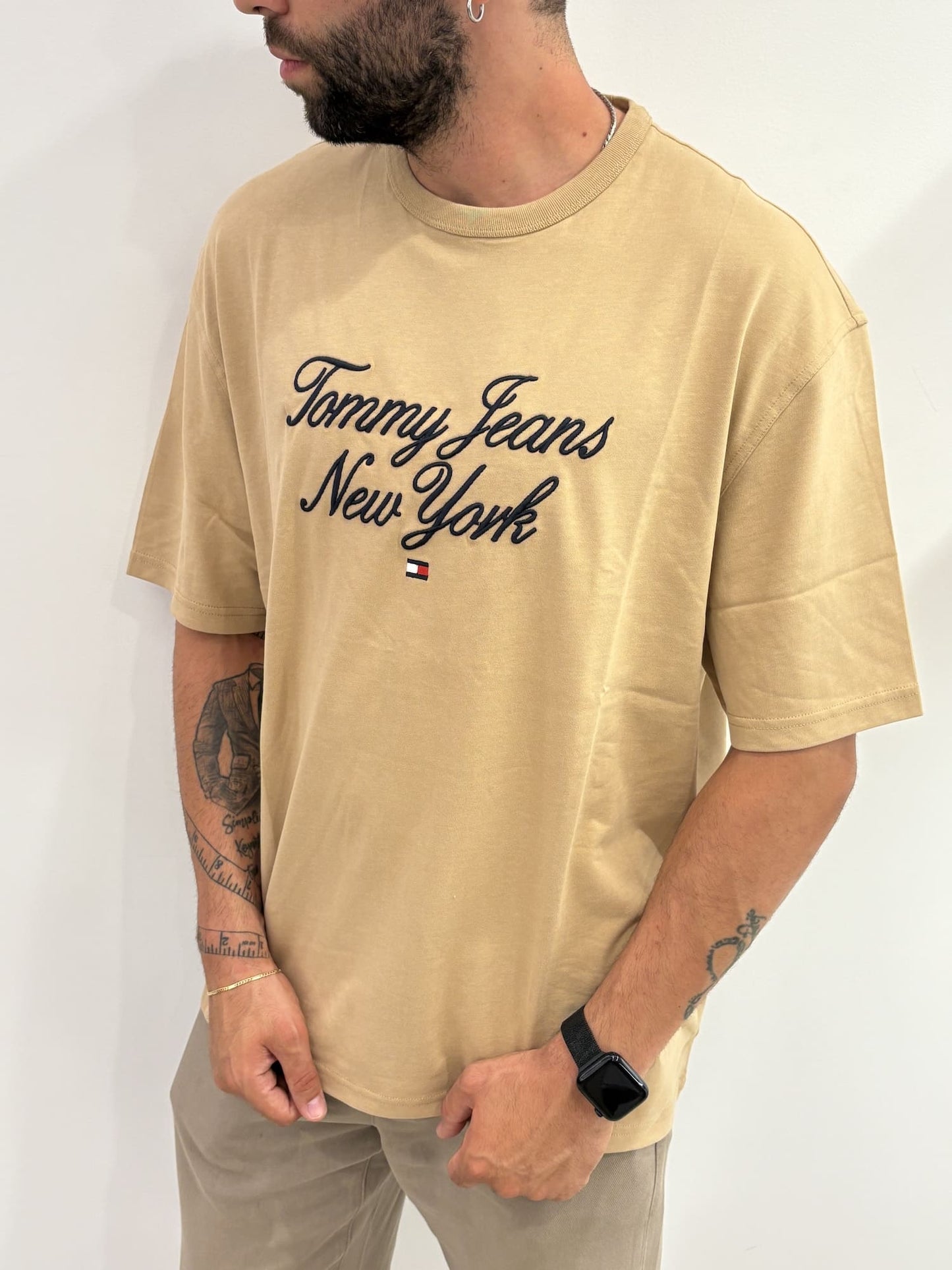 T-shirt tommy jeans con scritta sul petto
