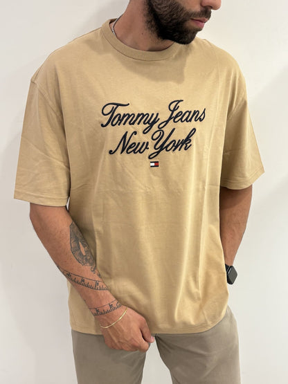 T-shirt tommy jeans con scritta sul petto