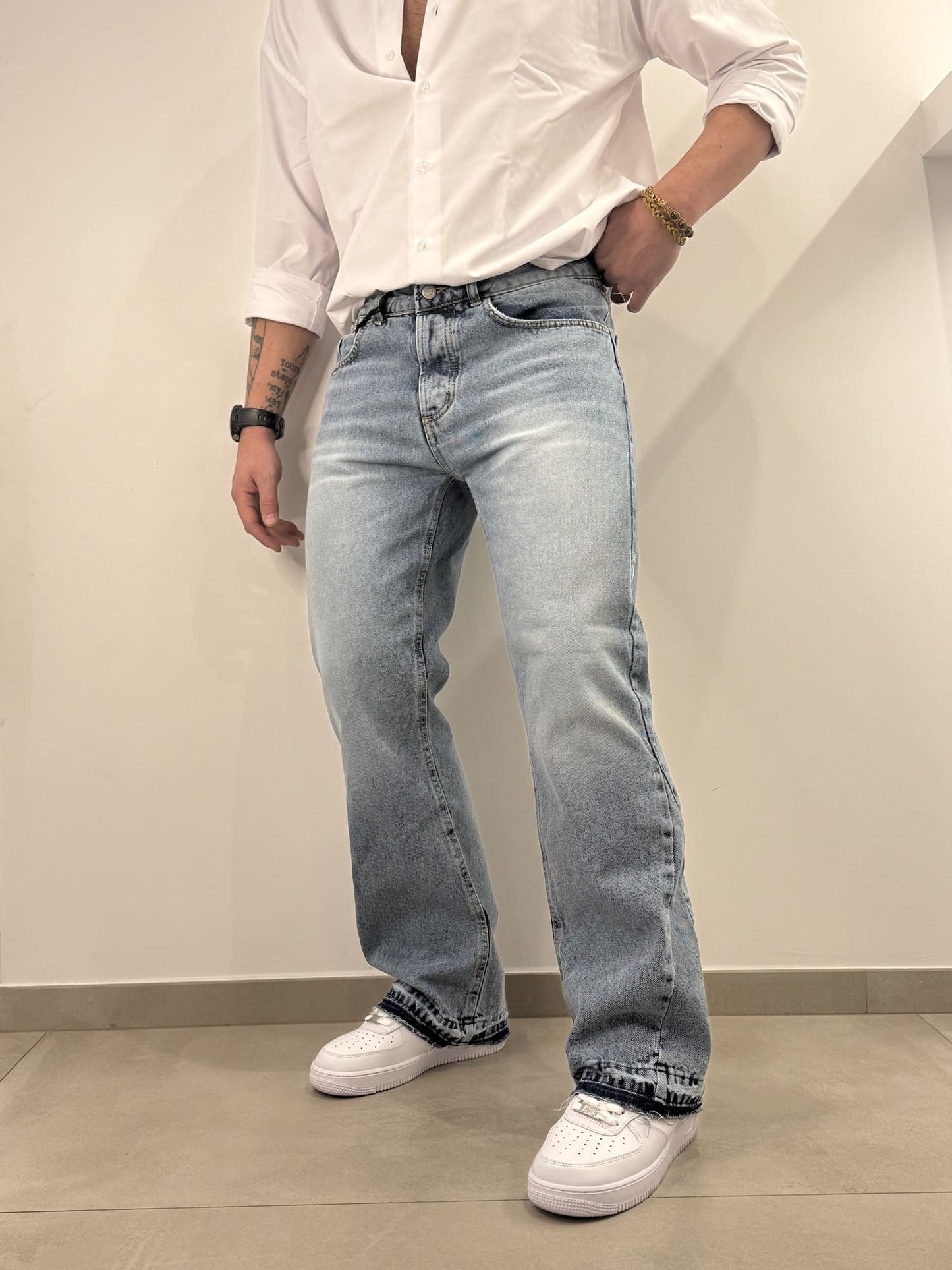 Jeans chiaro baggy con fondo graffiato