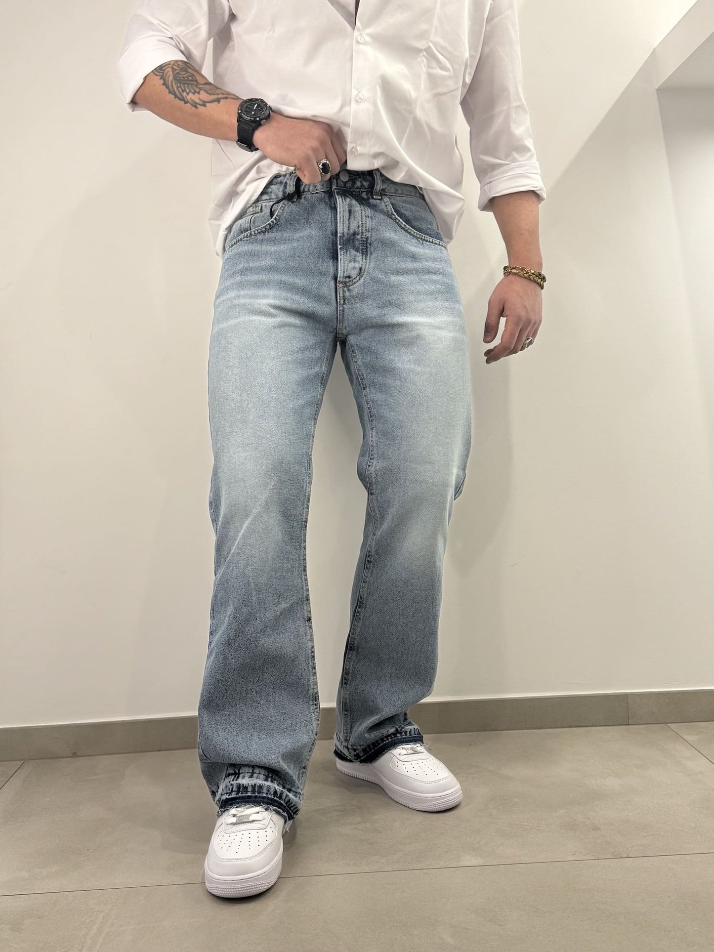 Jeans chiaro baggy con fondo graffiato