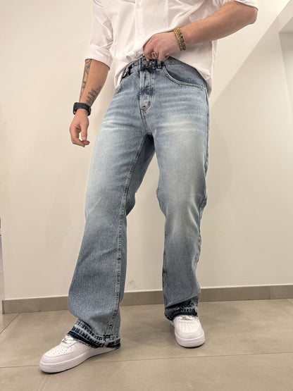 Jeans chiaro baggy con fondo graffiato