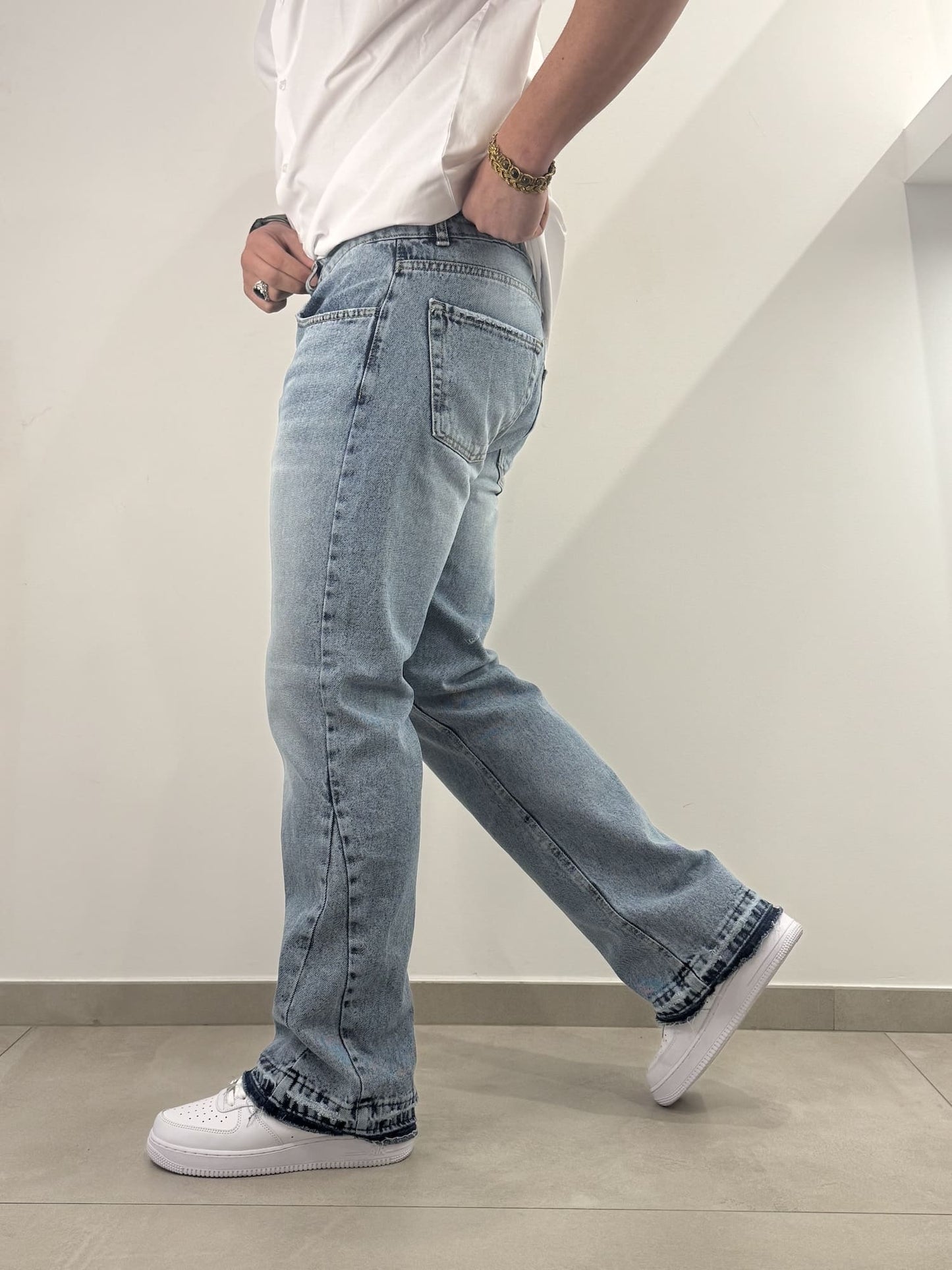 Jeans chiaro baggy con fondo graffiato