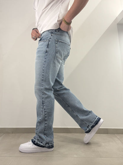 Jeans chiaro baggy con fondo graffiato