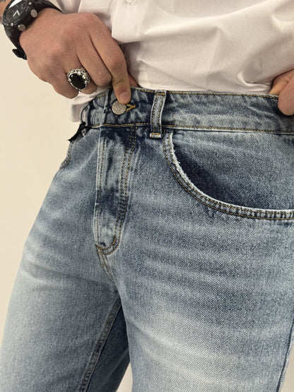 Jeans chiaro baggy con fondo graffiato