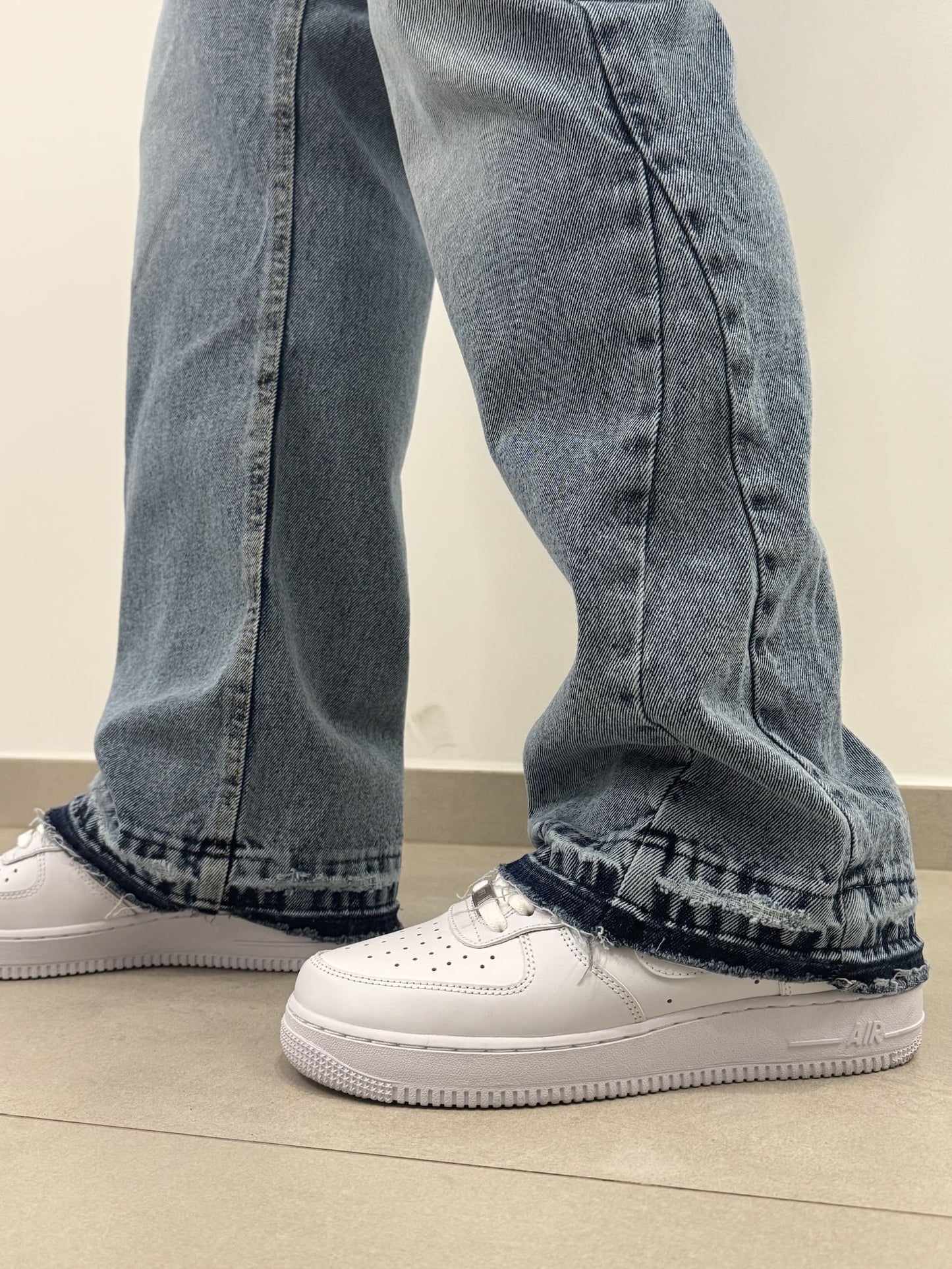 Jeans chiaro baggy con fondo graffiato