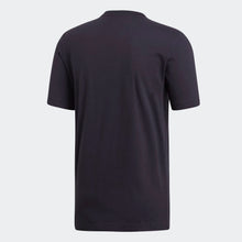 T-shirt Adidas con scritta sul petto