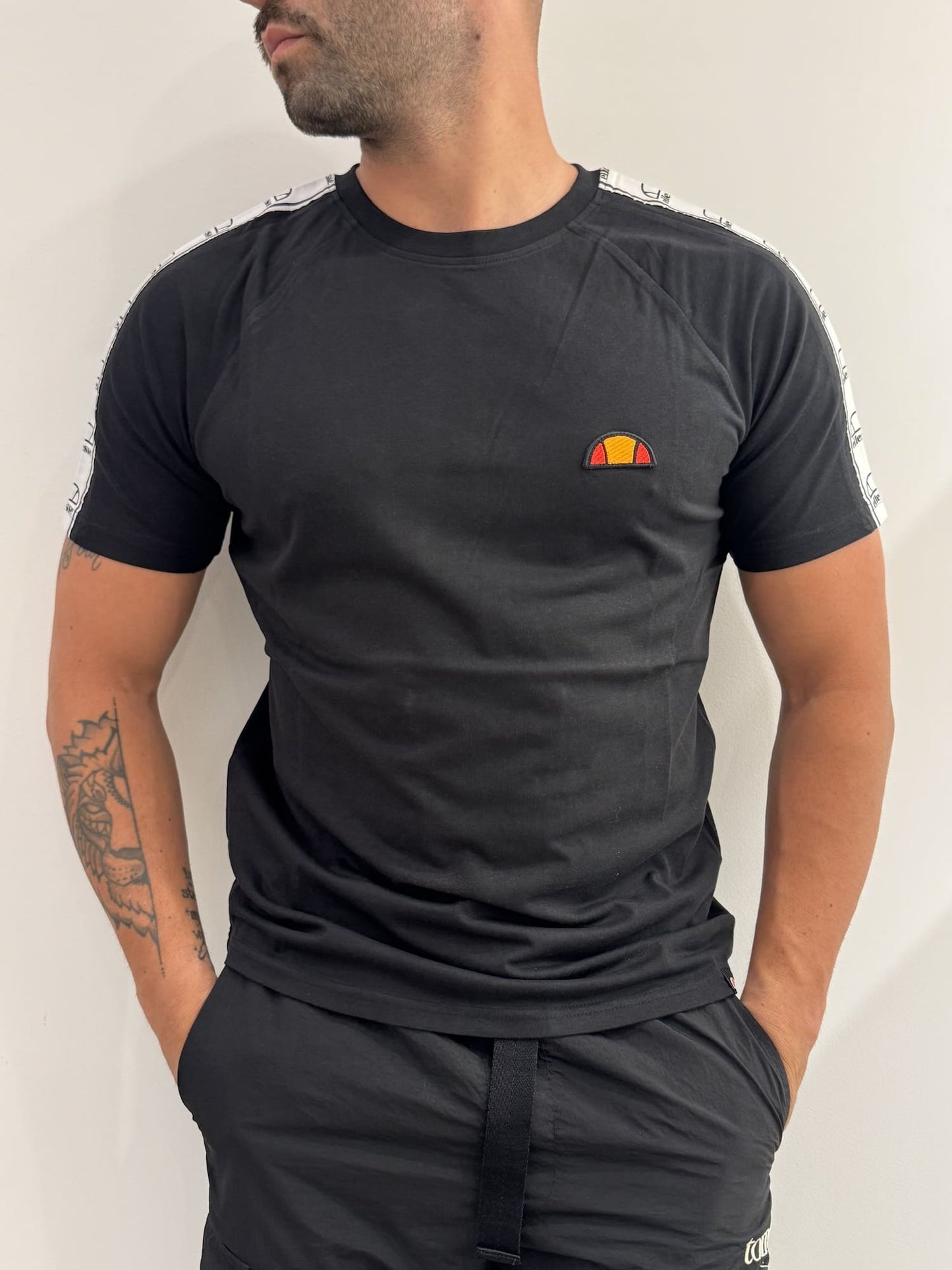 T-shirt Ellesse con logo e bande laterali