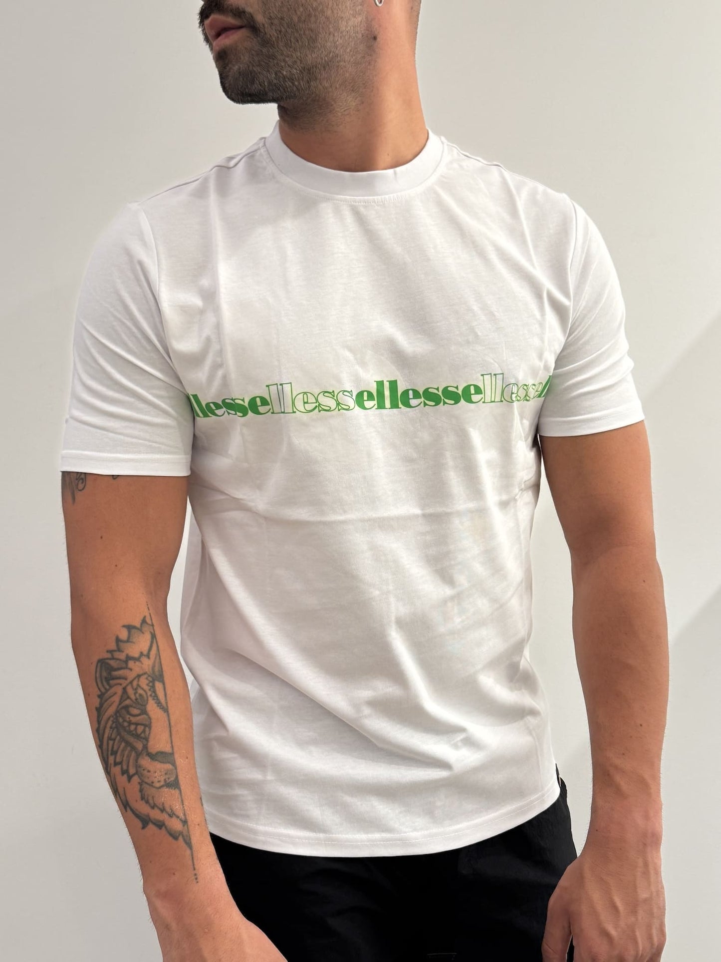 T-shirt Ellesse con logo continuo sul petto