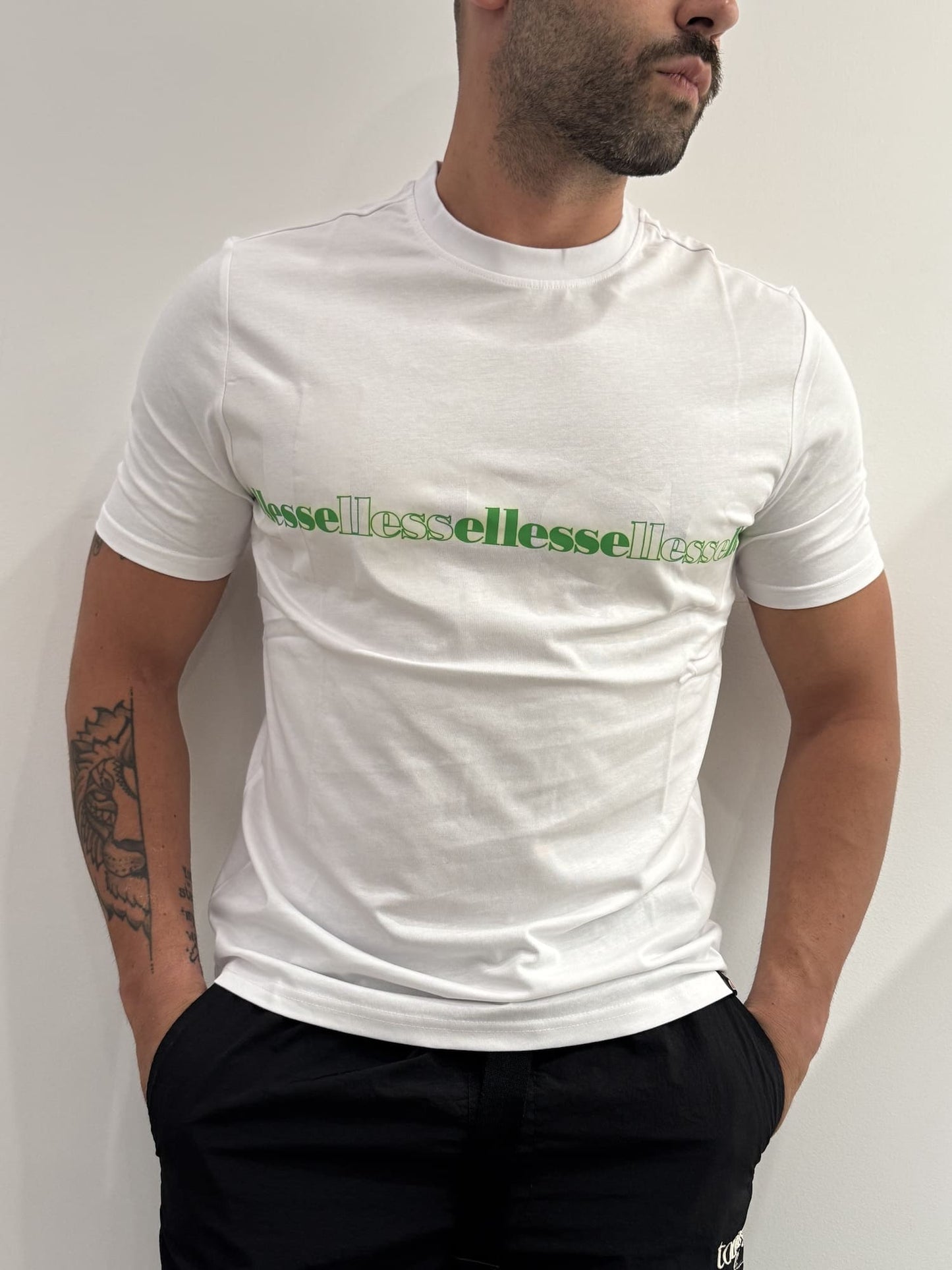 T-shirt Ellesse con logo continuo sul petto