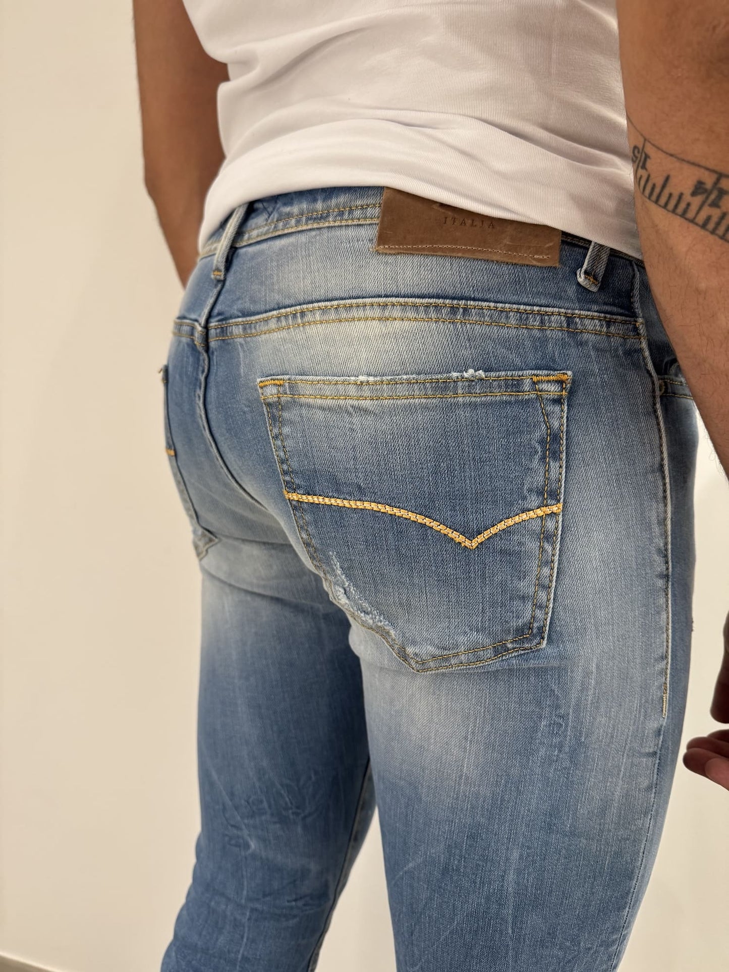 Jeans slim uomo strappato