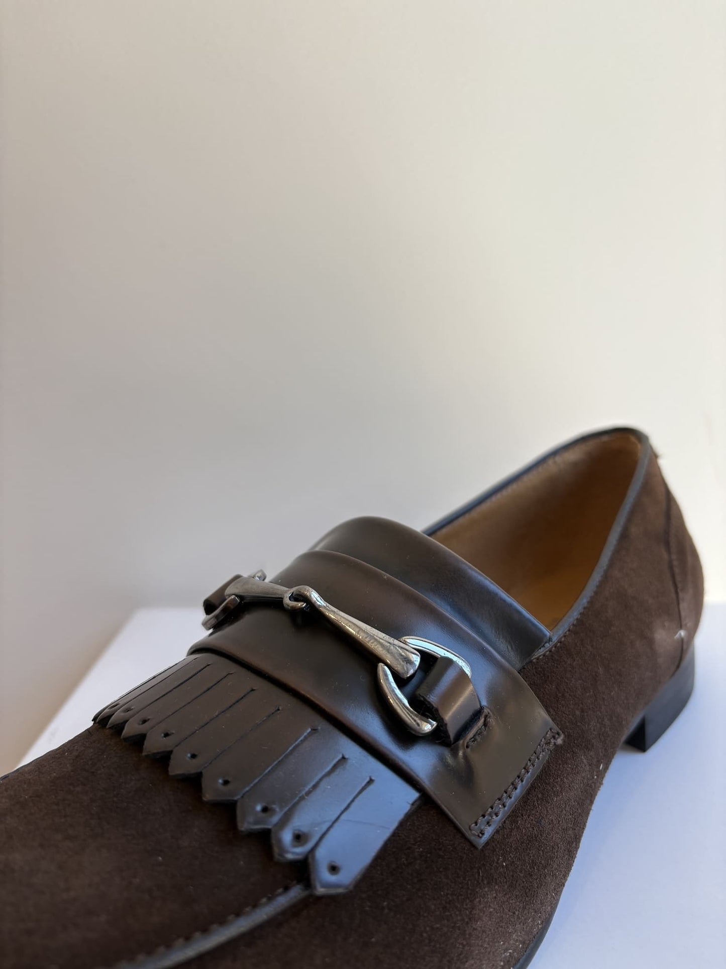 Mocassino con fibbia e frangia