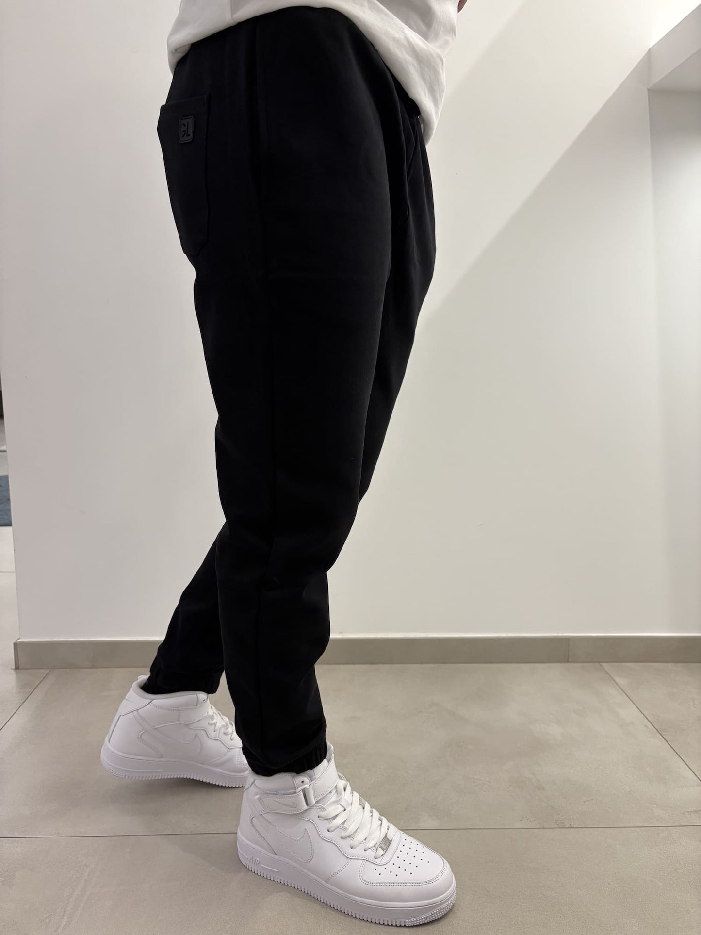 Joggers con logo ricamato