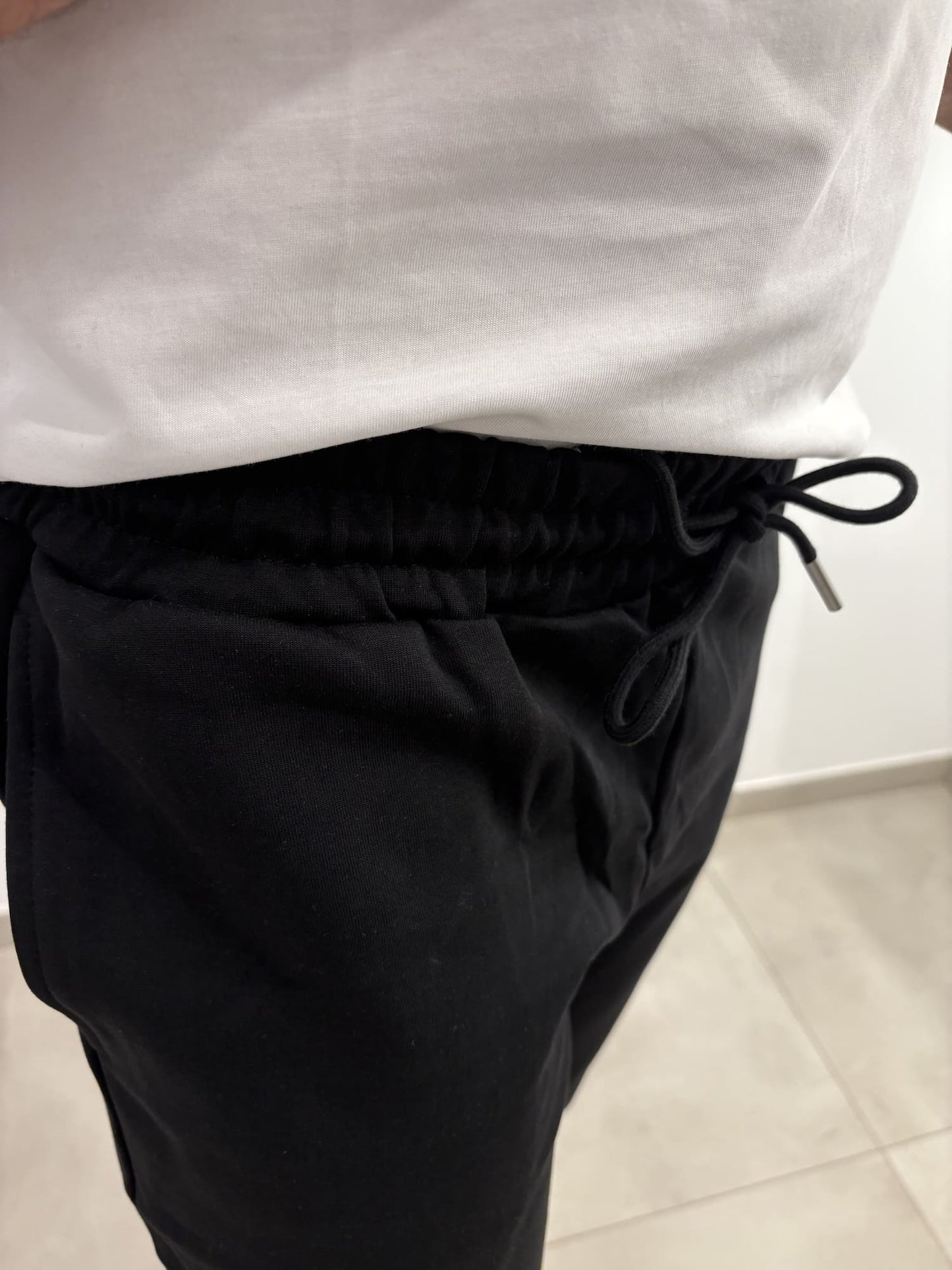 Joggers con logo ricamato