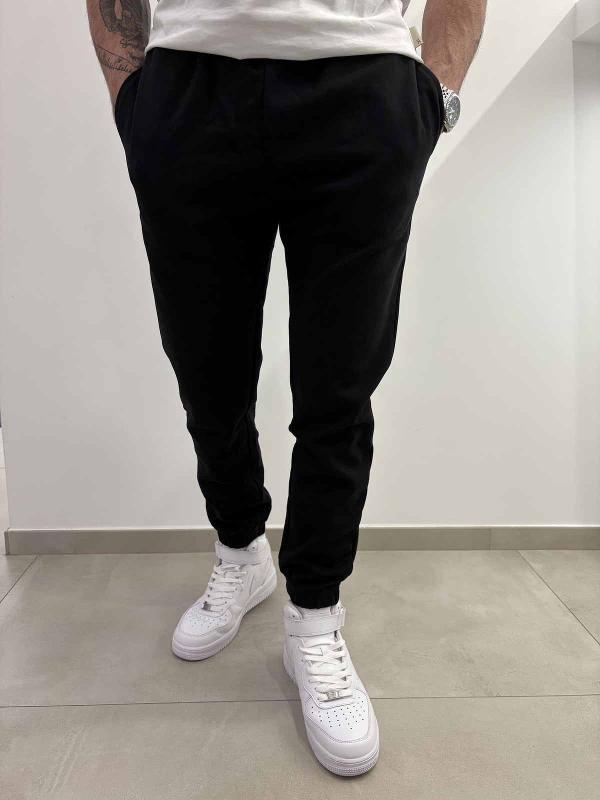 Joggers con logo ricamato