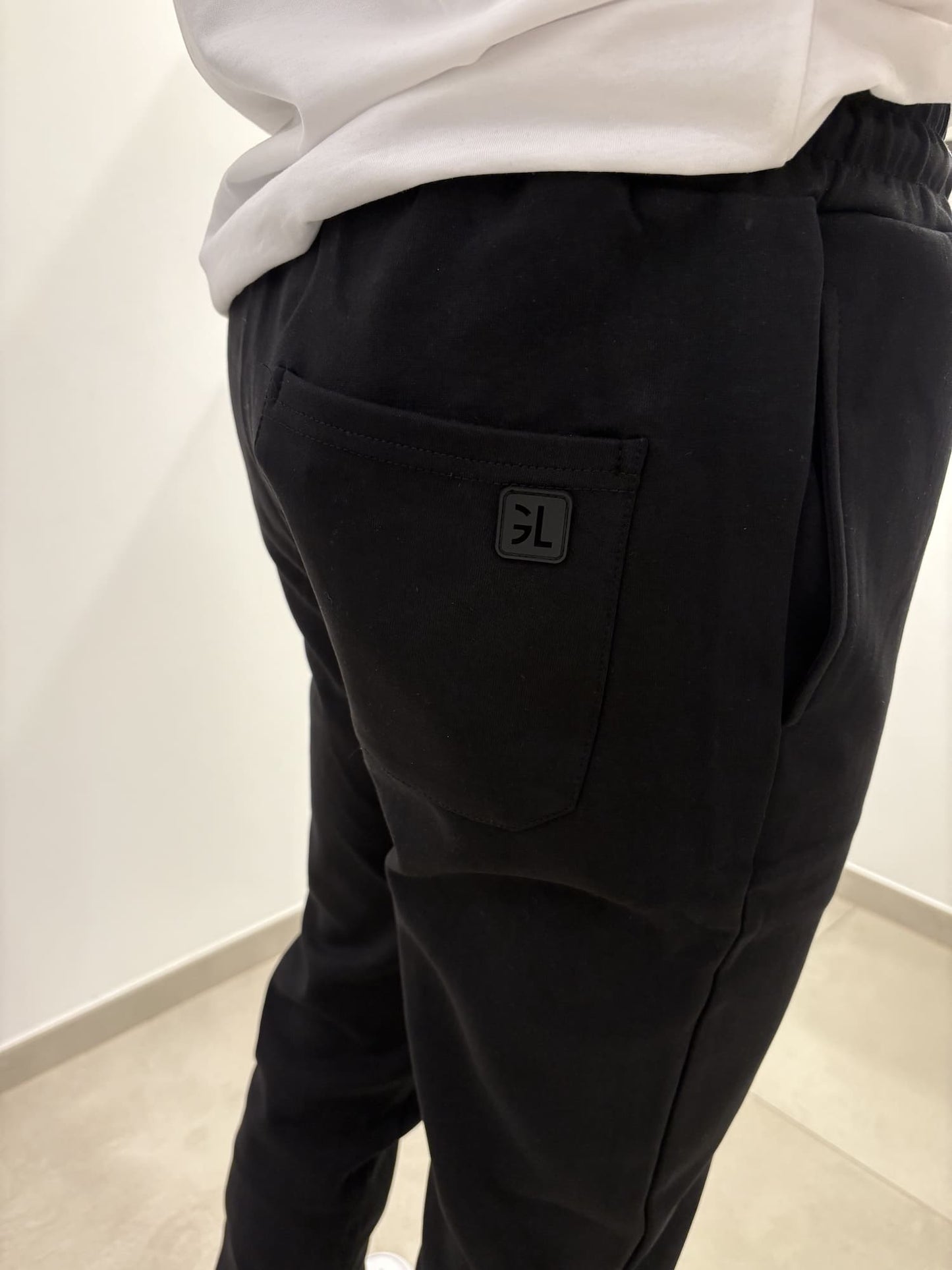 Joggers con logo ricamato
