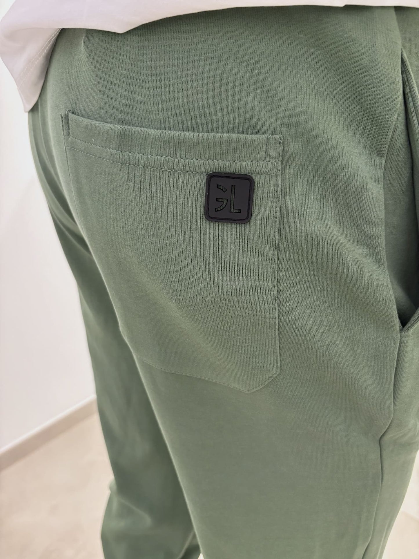 Joggers con logo ricamato