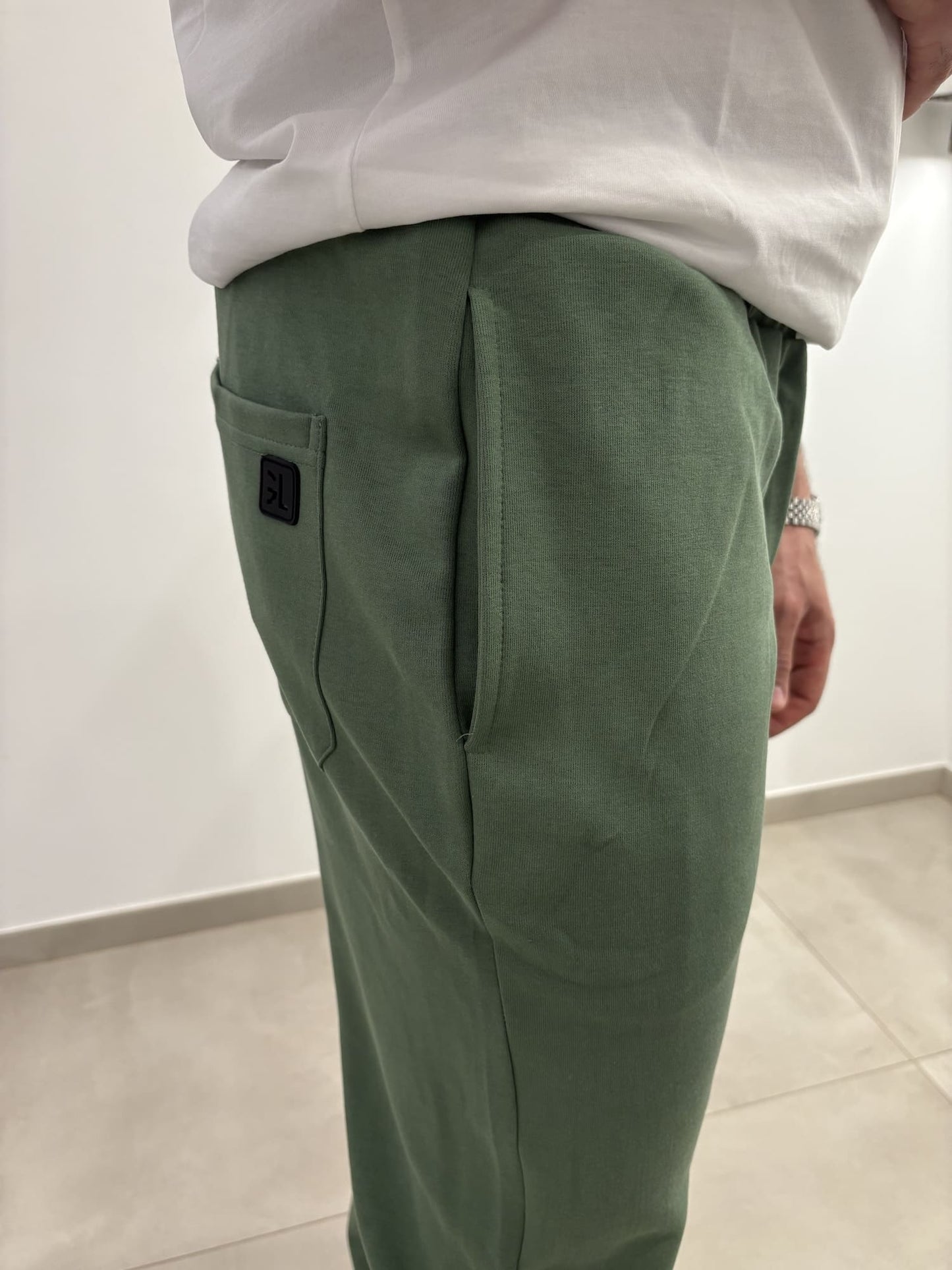Joggers con logo ricamato