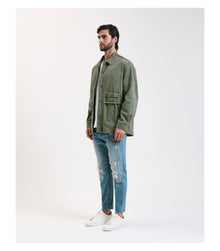 Overshirt stile militare con dettagli sfrangiati e tasche multiple.
