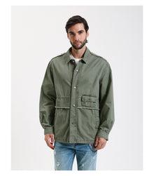 Overshirt stile militare con dettagli sfrangiati e tasche multiple.