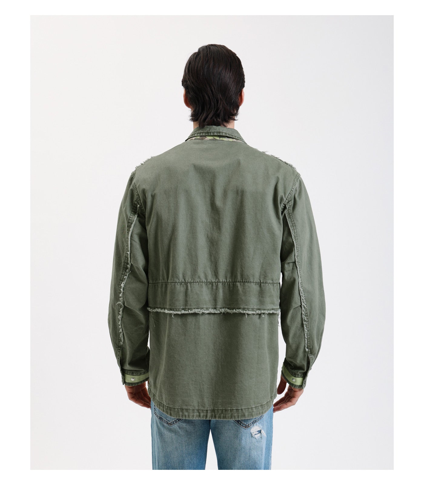Overshirt stile militare con dettagli sfrangiati e tasche multiple.