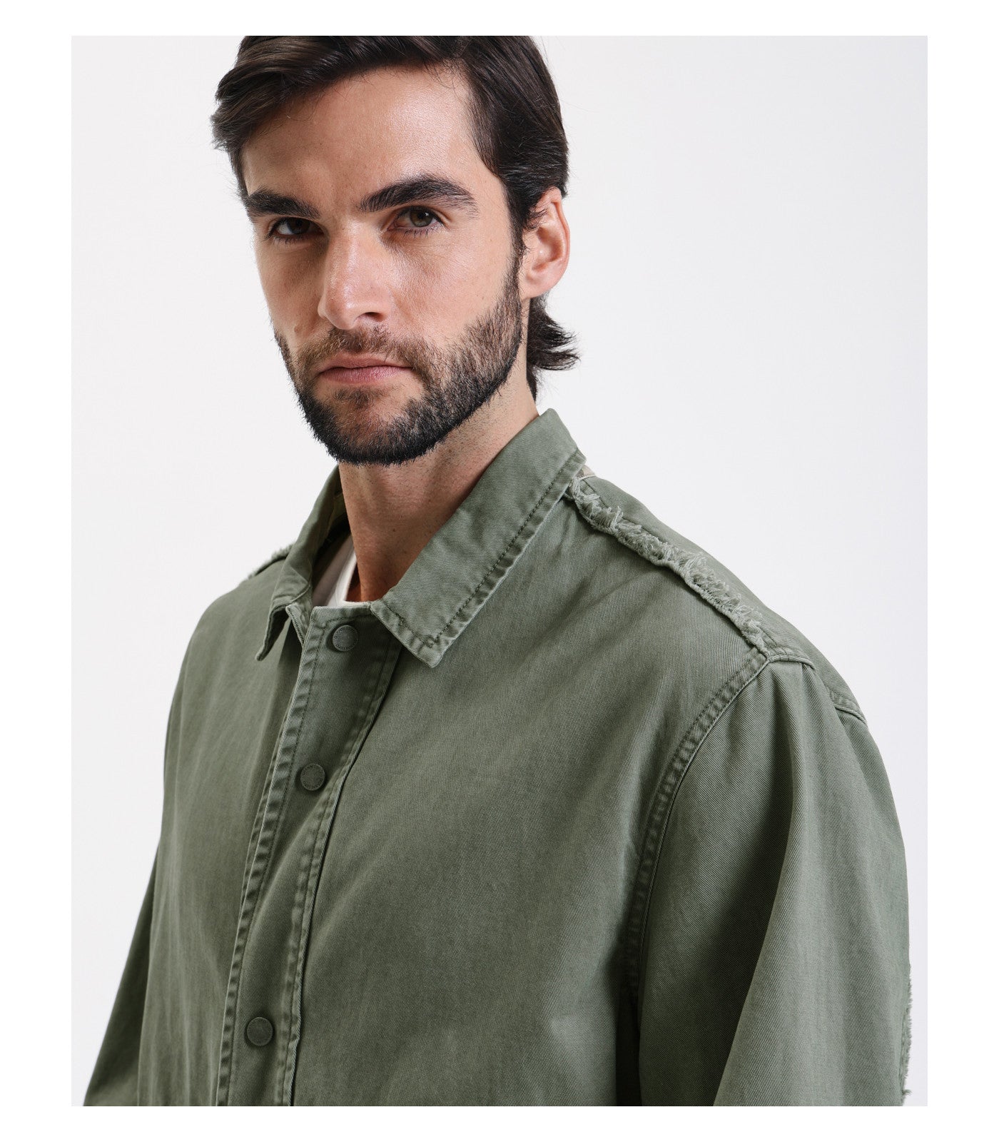 Overshirt stile militare con dettagli sfrangiati e tasche multiple.