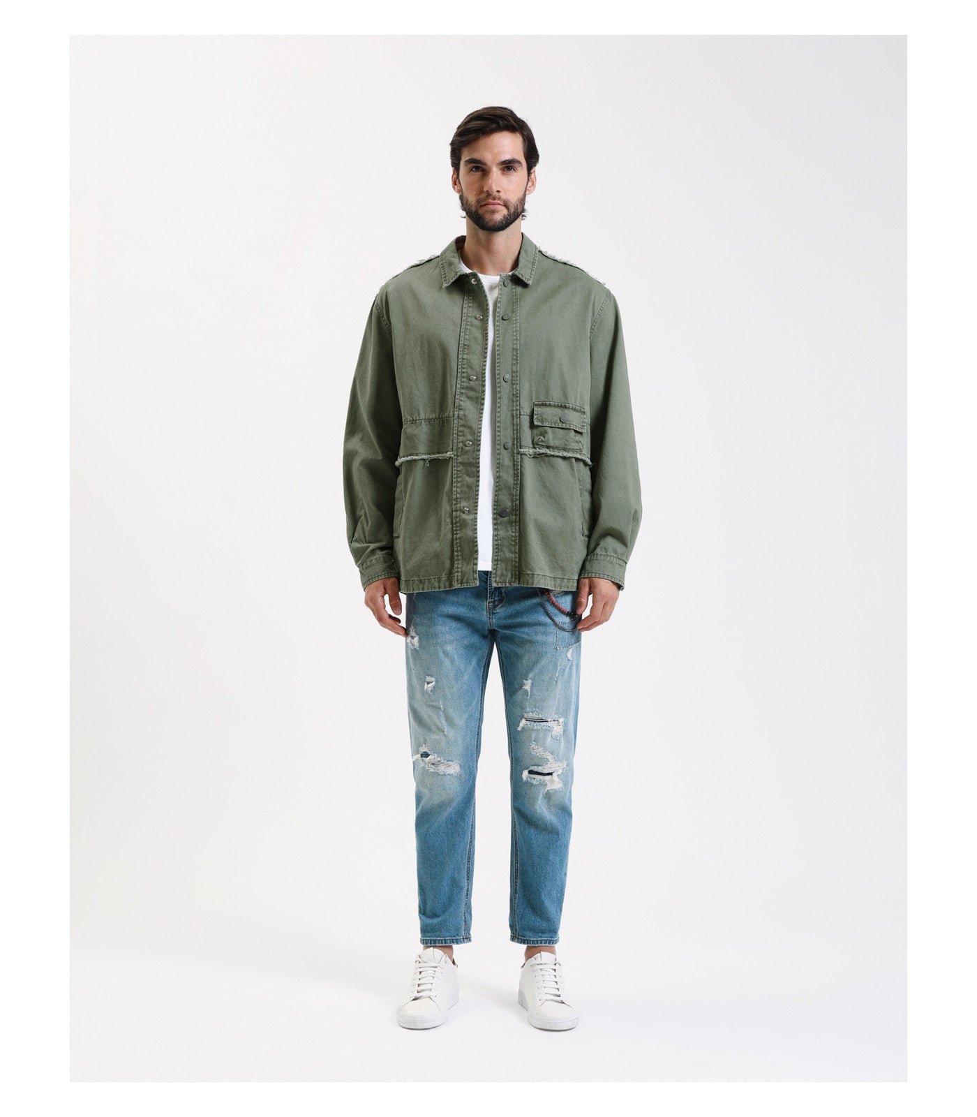 Overshirt stile militare con dettagli sfrangiati e tasche multiple.