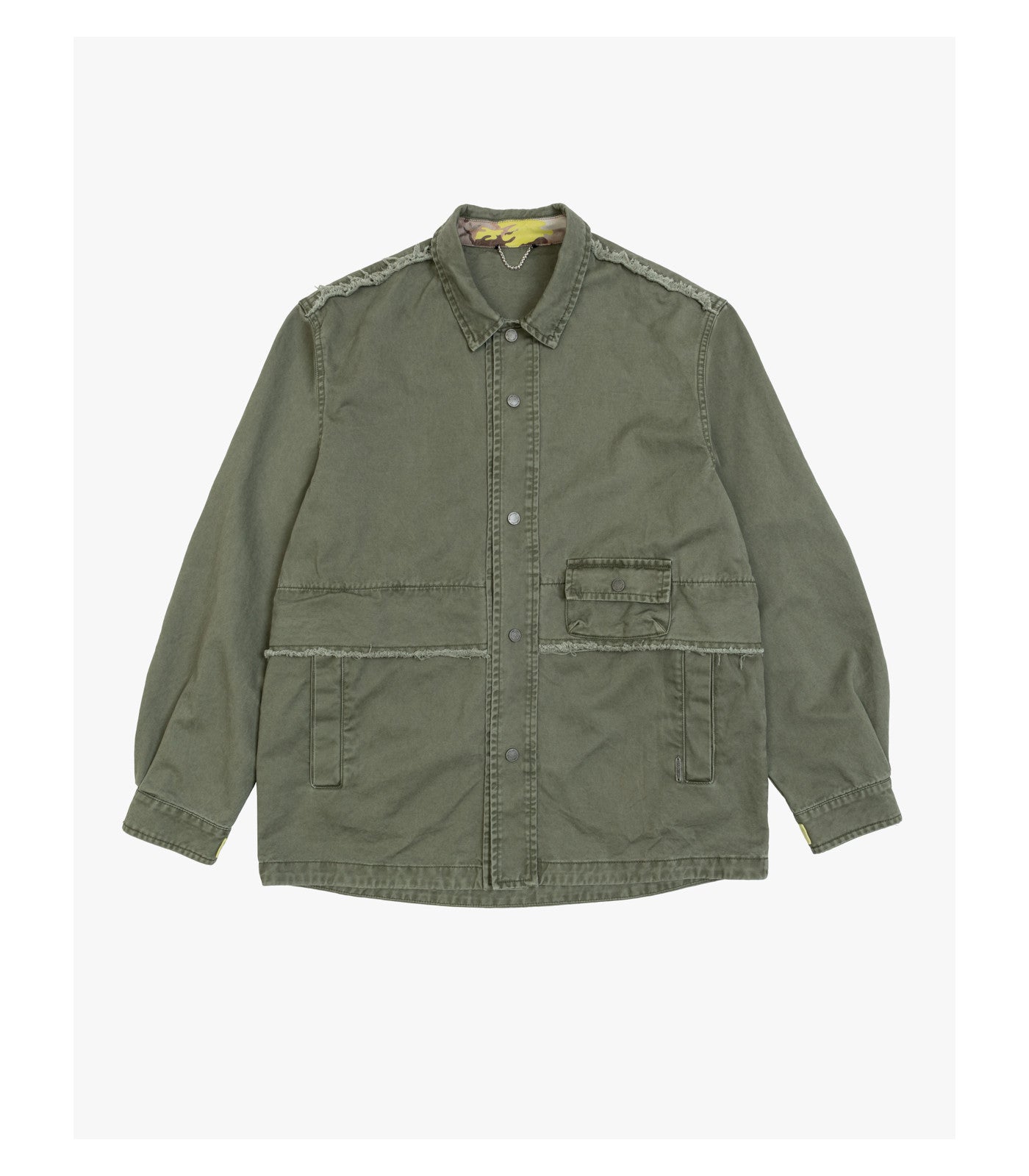 Overshirt stile militare con dettagli sfrangiati e tasche multiple.