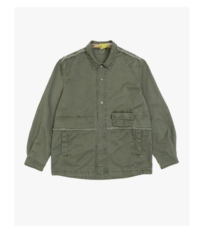 Overshirt stile militare con dettagli sfrangiati e tasche multiple.