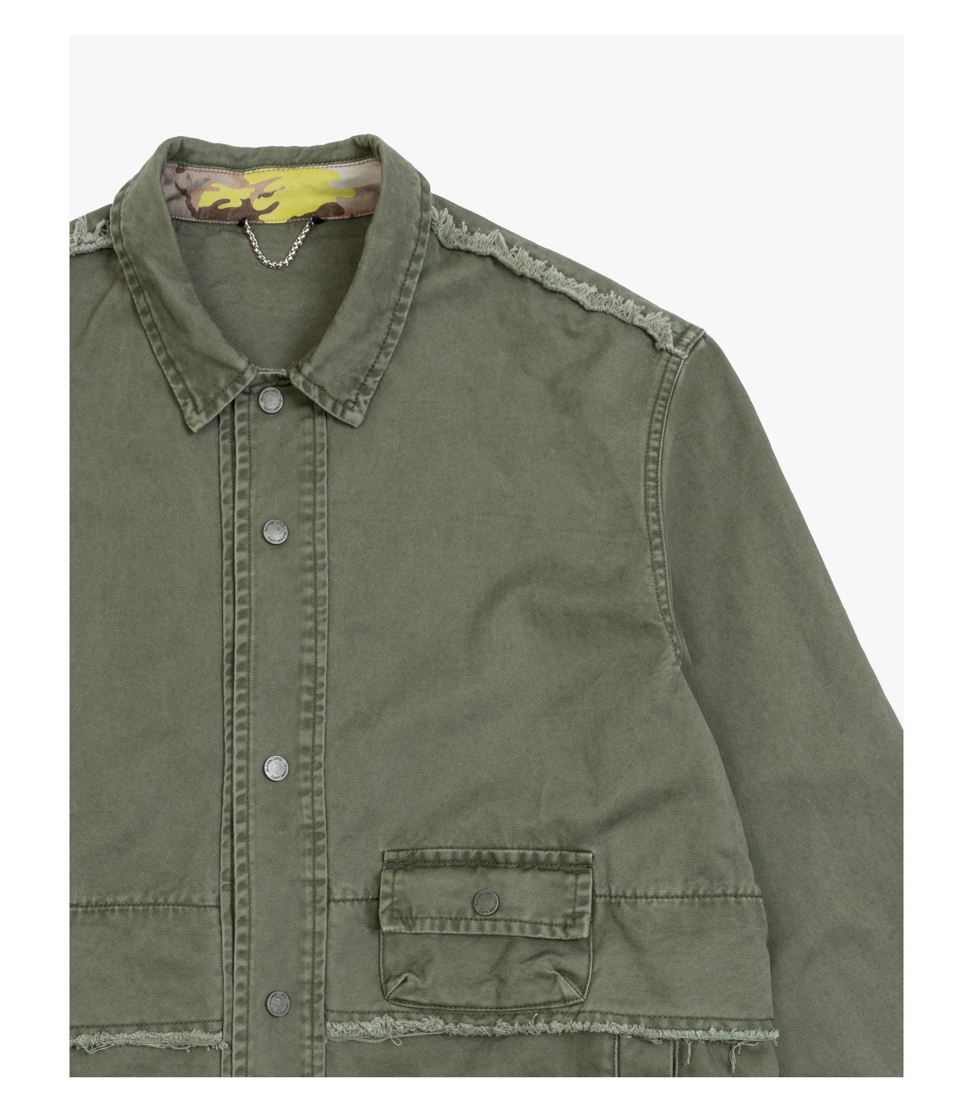 Overshirt stile militare con dettagli sfrangiati e tasche multiple.