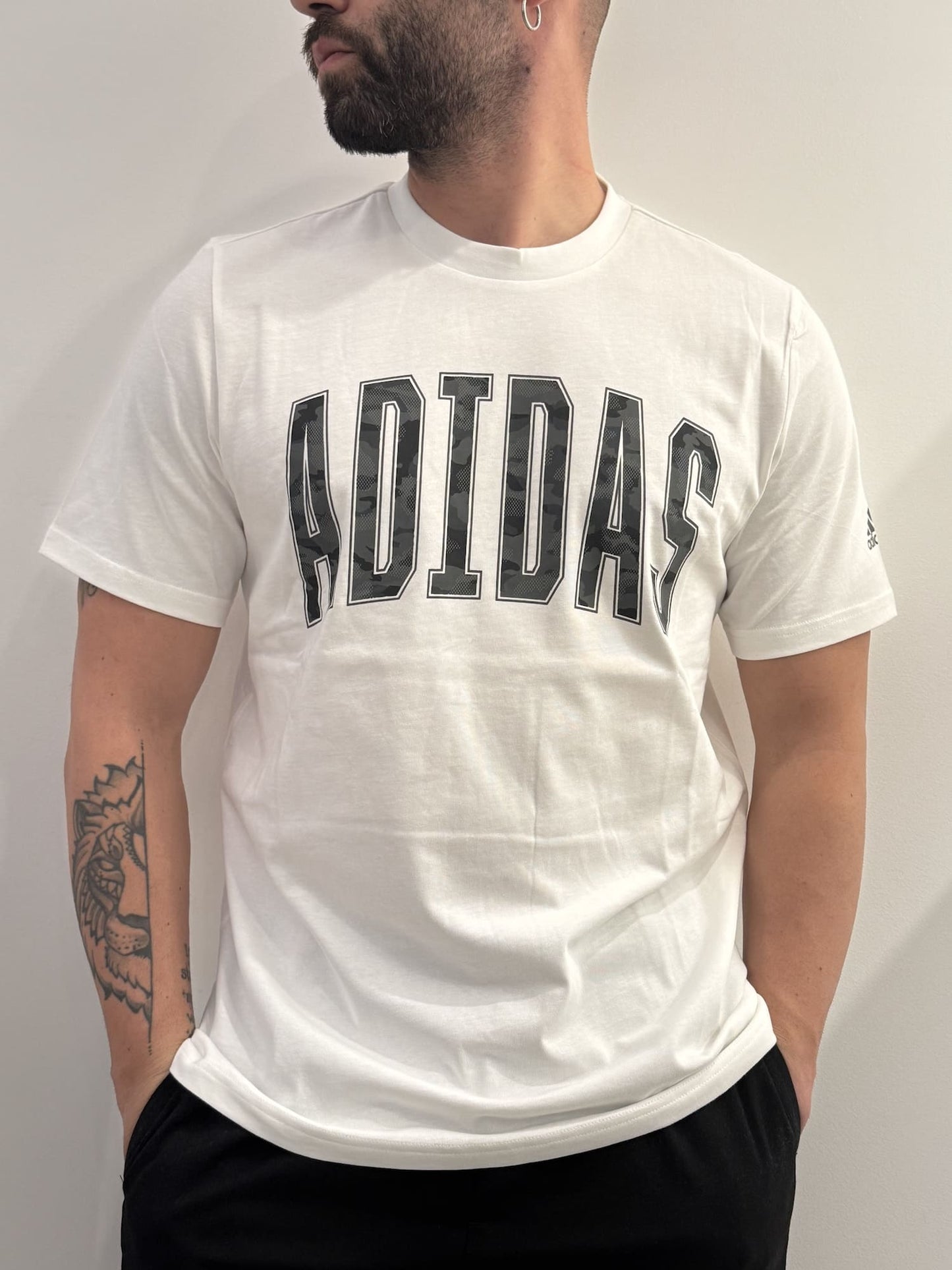 T-shirt Adidas con logo