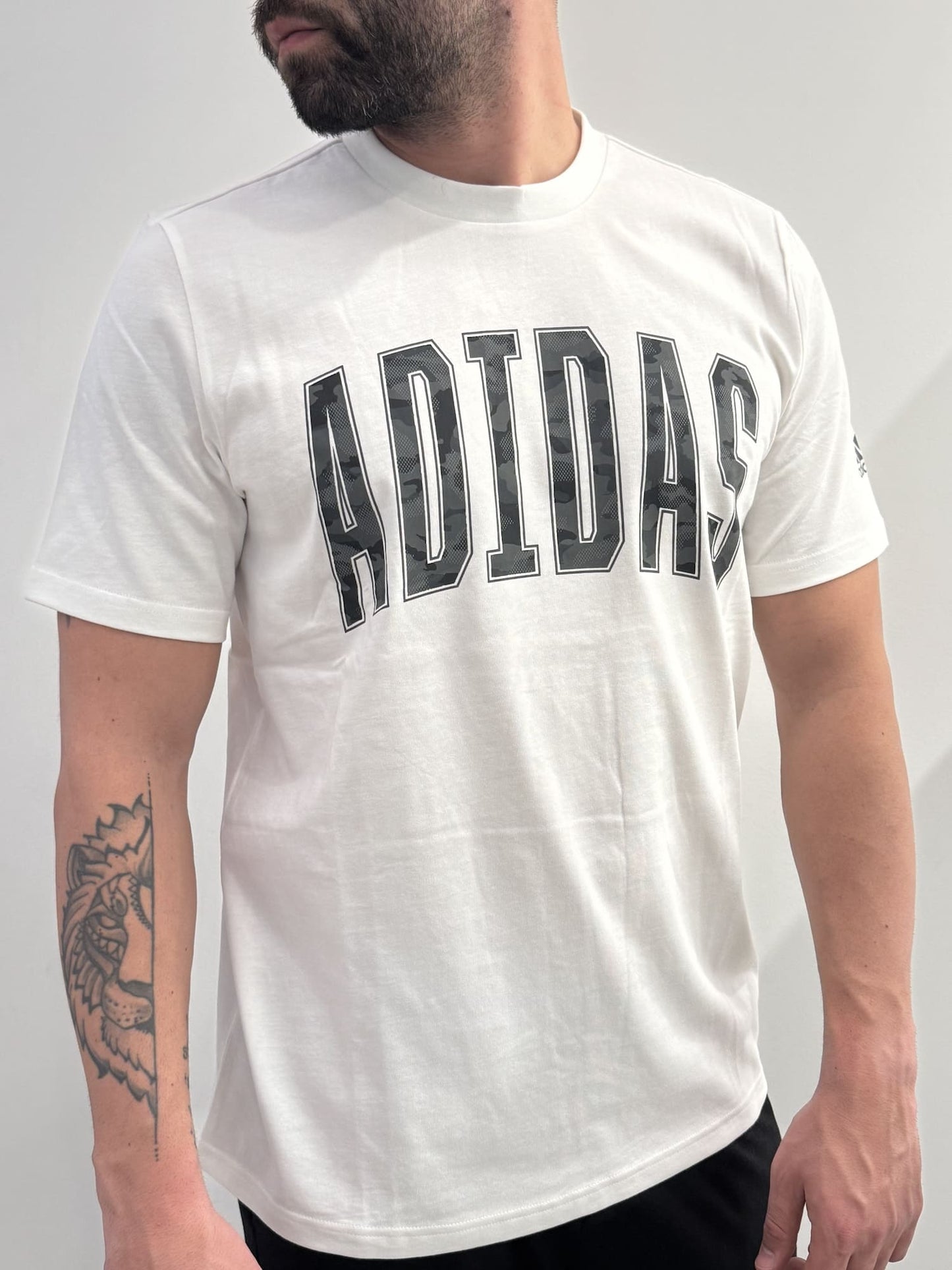 T-shirt Adidas con logo