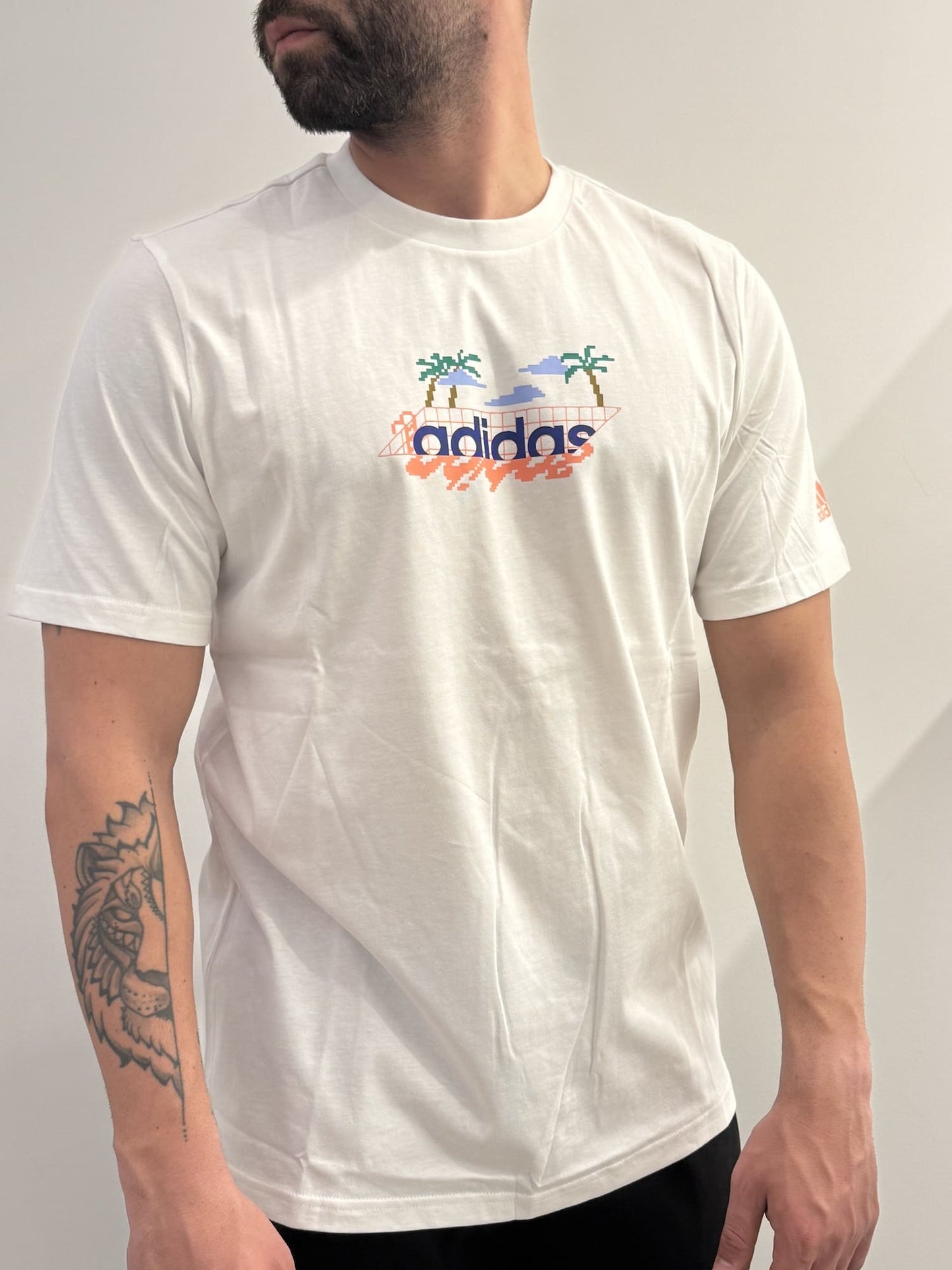 T-shirt Adidas con grafica centrale