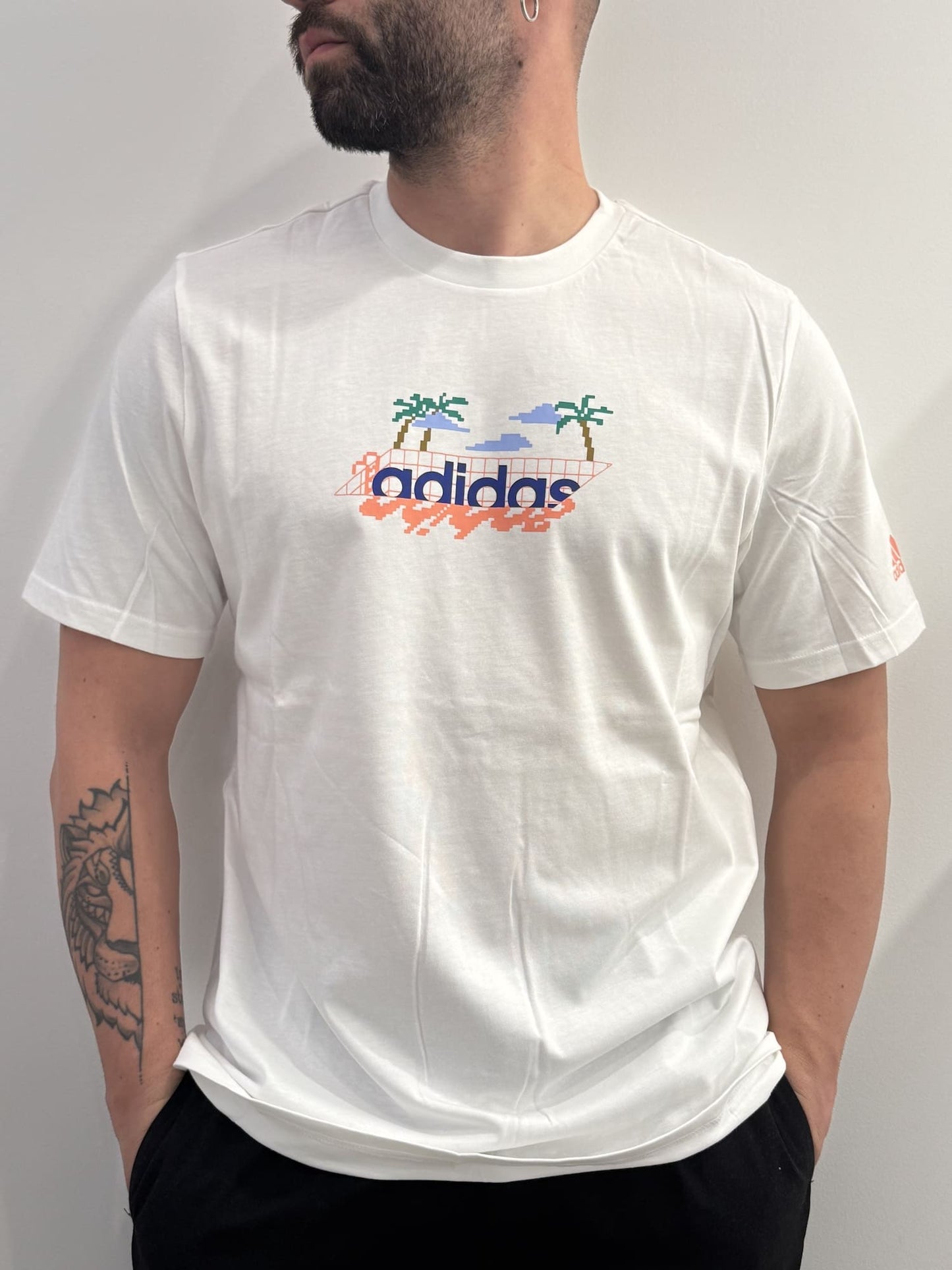T-shirt Adidas con grafica centrale