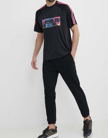 T-shirt Adidas con logo centrale e tre righe sulle maniche