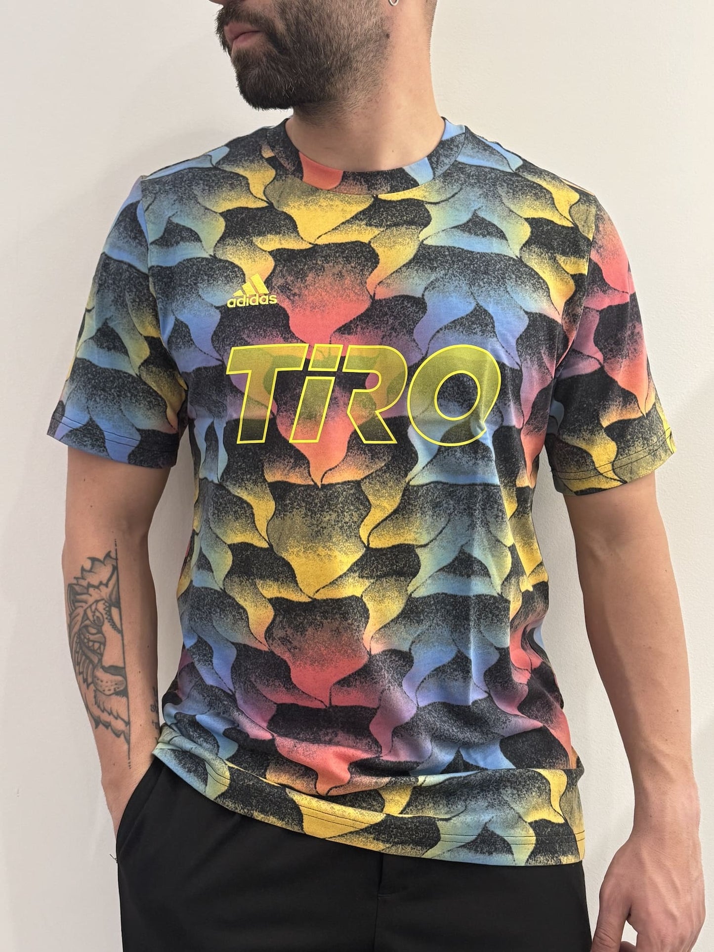 T-shirt Adidas con fantasia