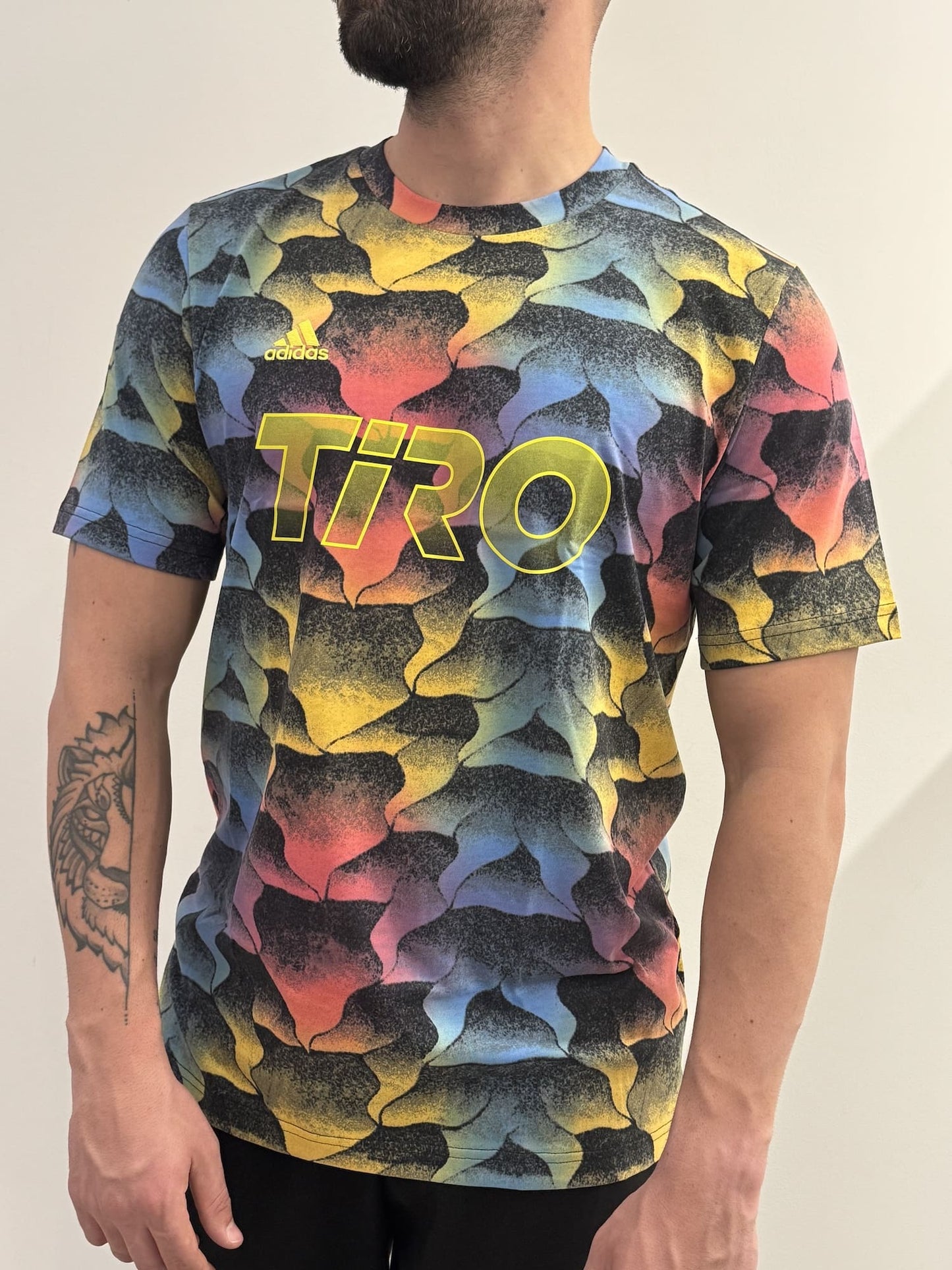 T-shirt Adidas con fantasia