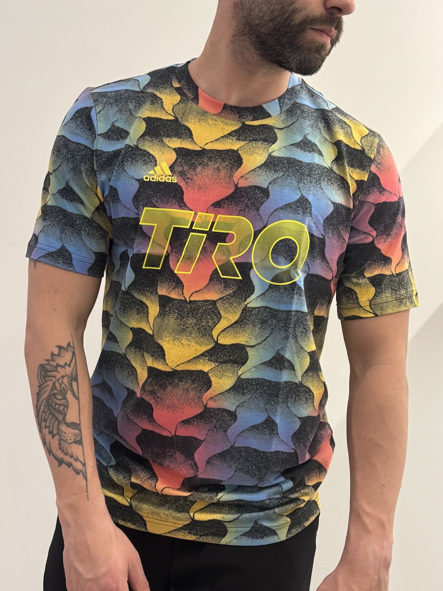 T-shirt Adidas con fantasia