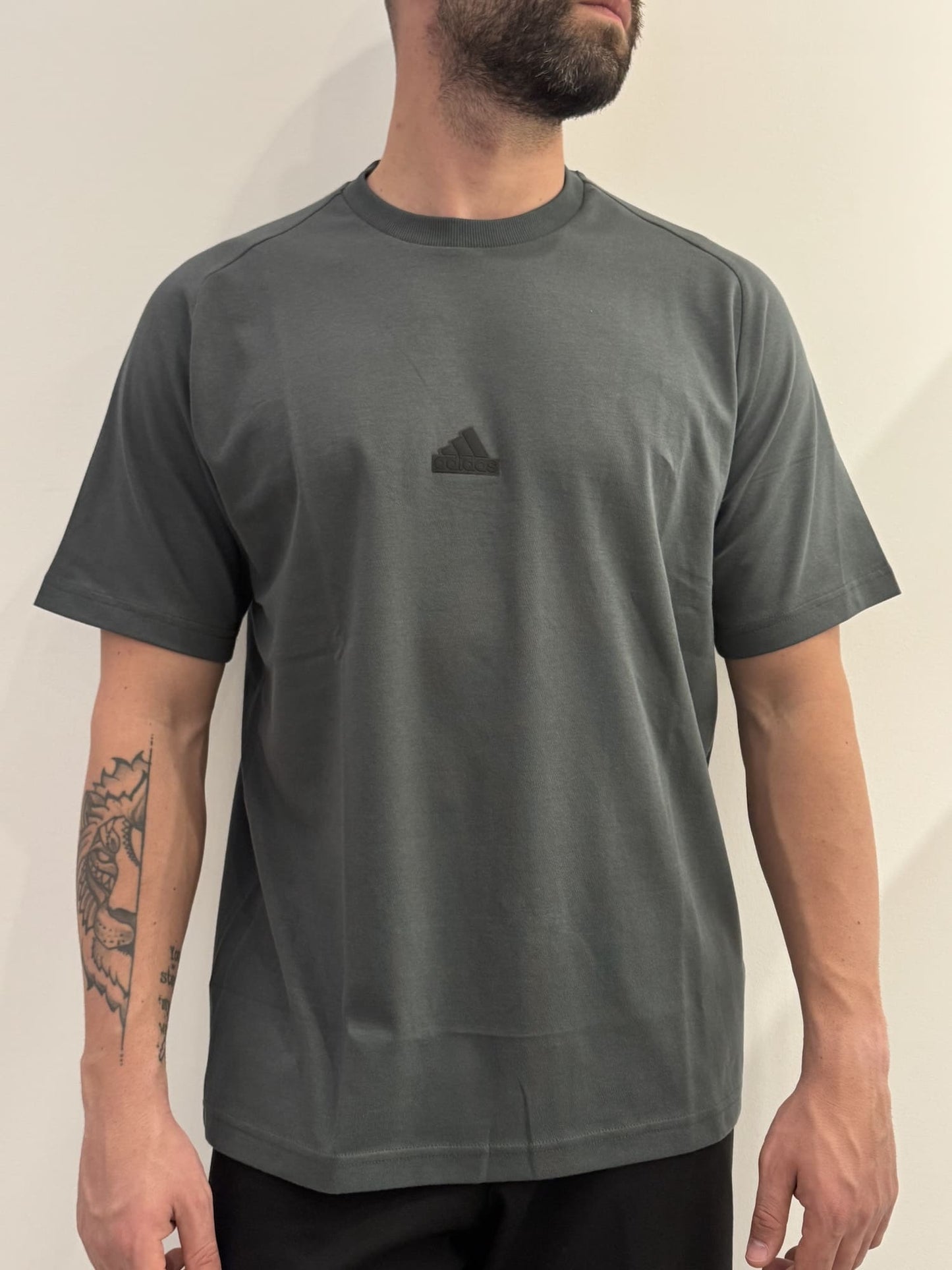 T-shirt Adidas patch logo centrale