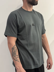 T-shirt Adidas patch logo centrale