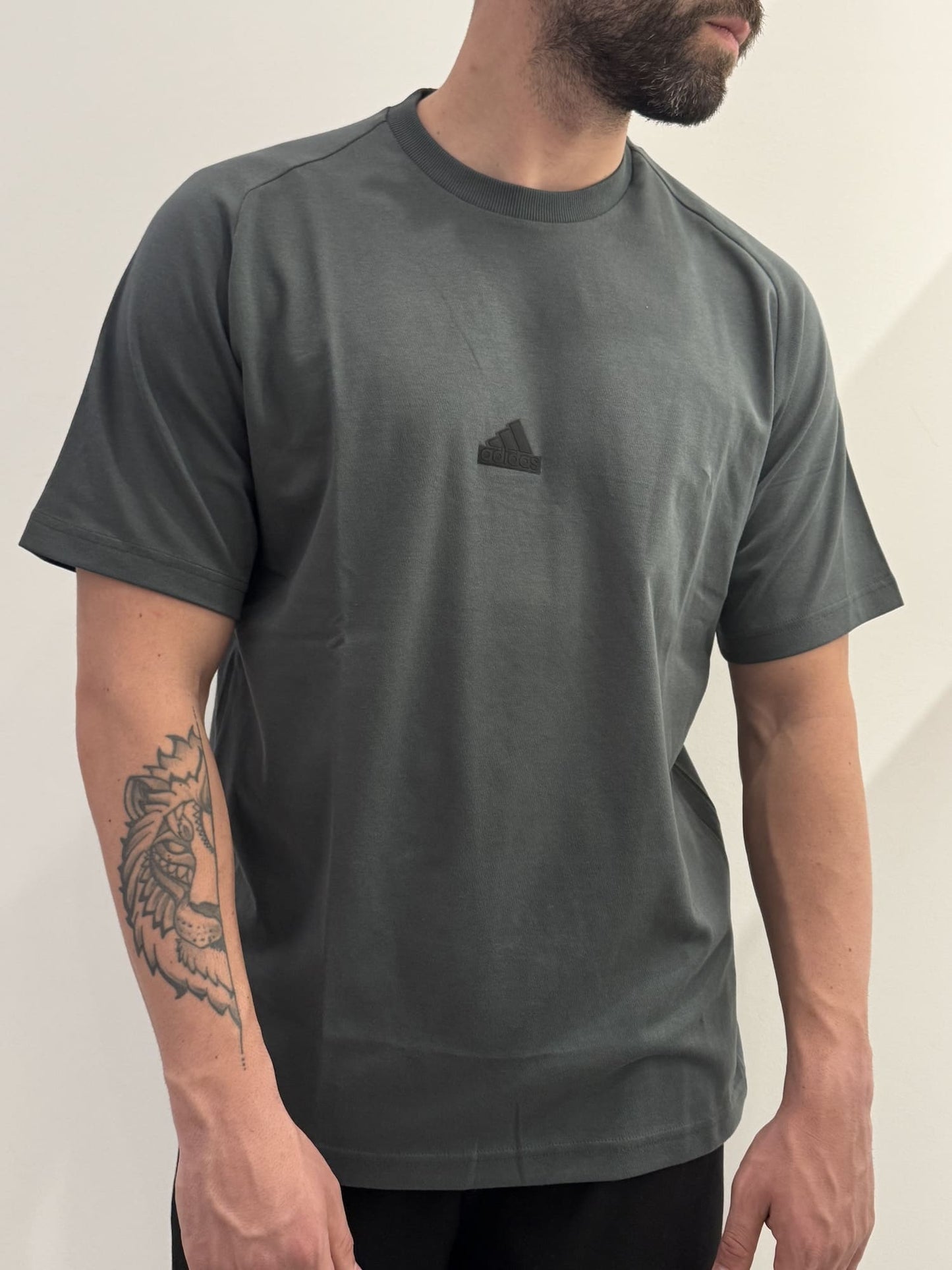 T-shirt Adidas patch logo centrale