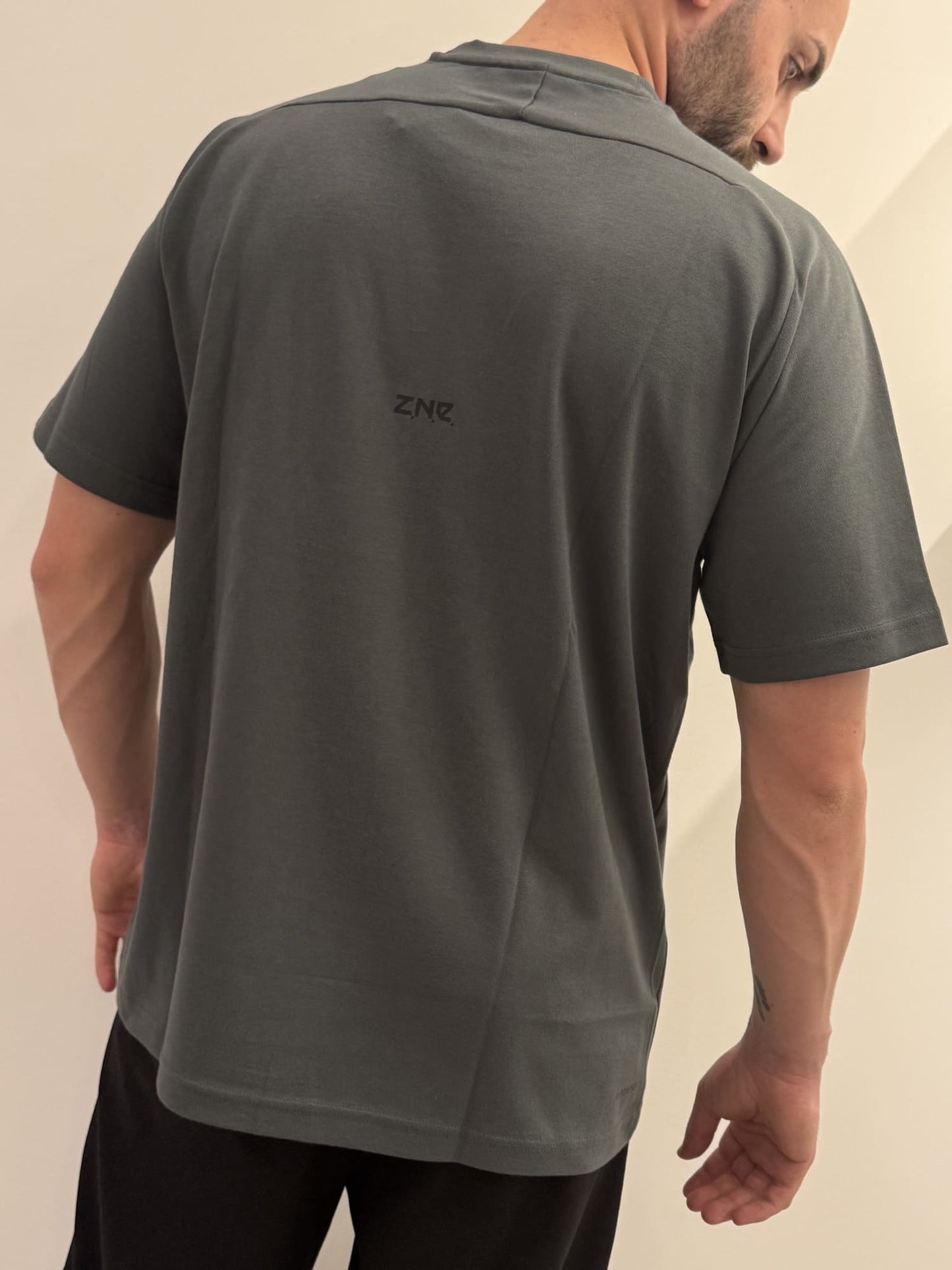 T-shirt Adidas patch logo centrale