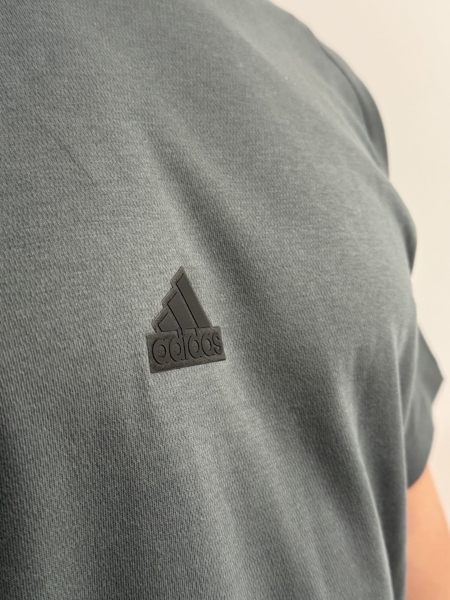T-shirt Adidas patch logo centrale