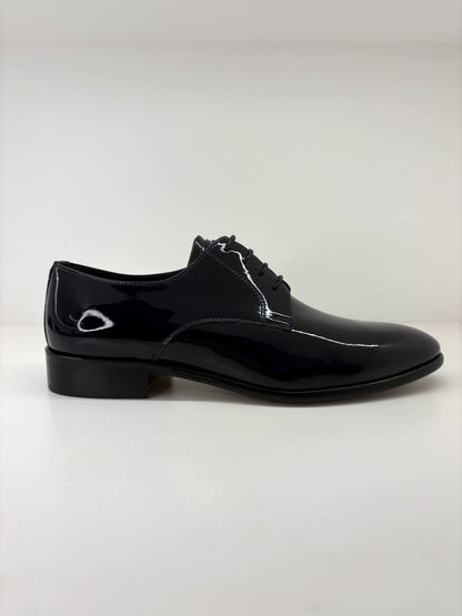 Scarpa elegante in vernice con lacci