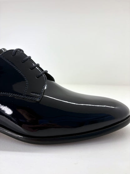 Scarpa elegante in vernice con lacci