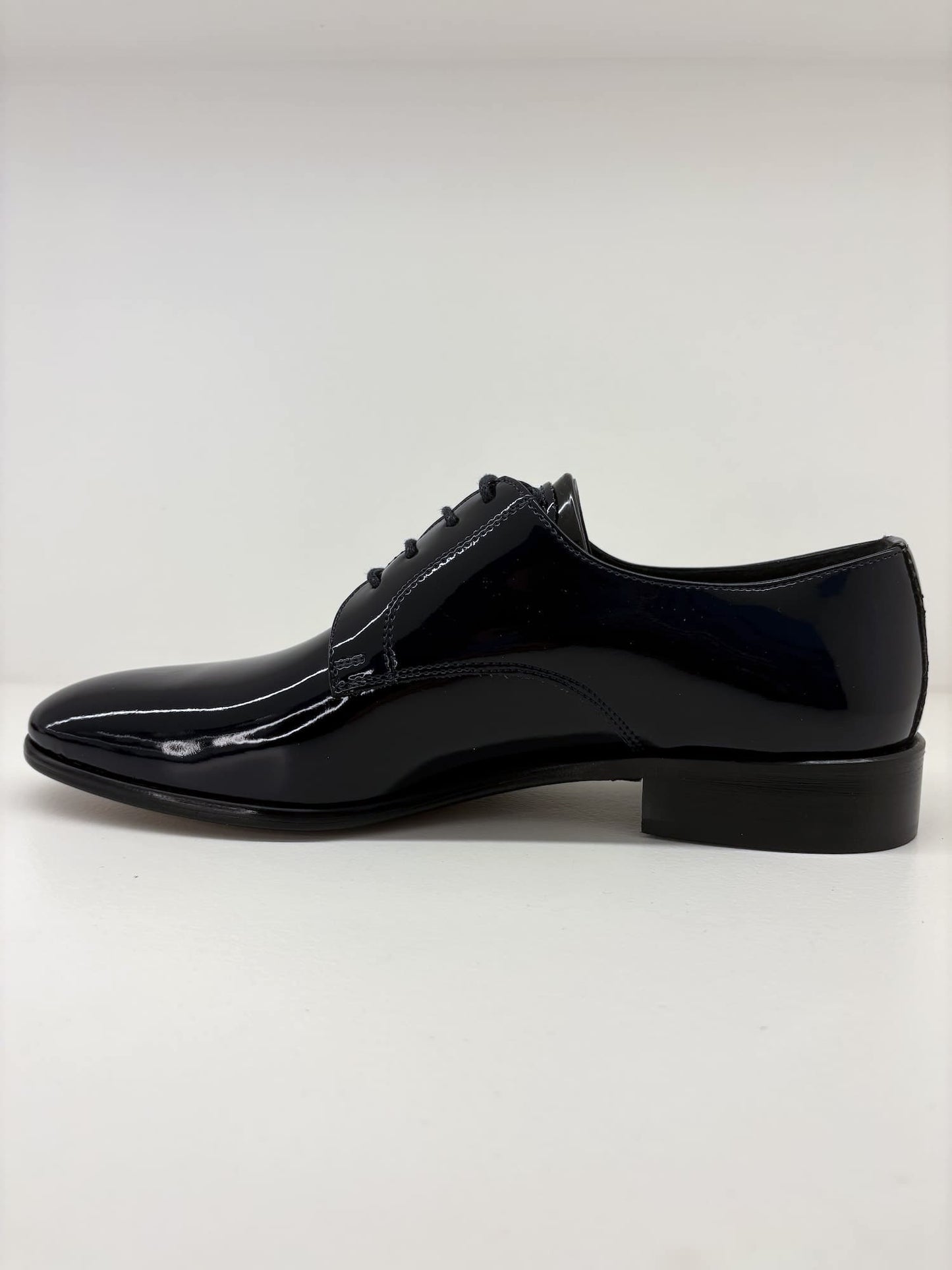 Scarpa elegante in vernice con lacci