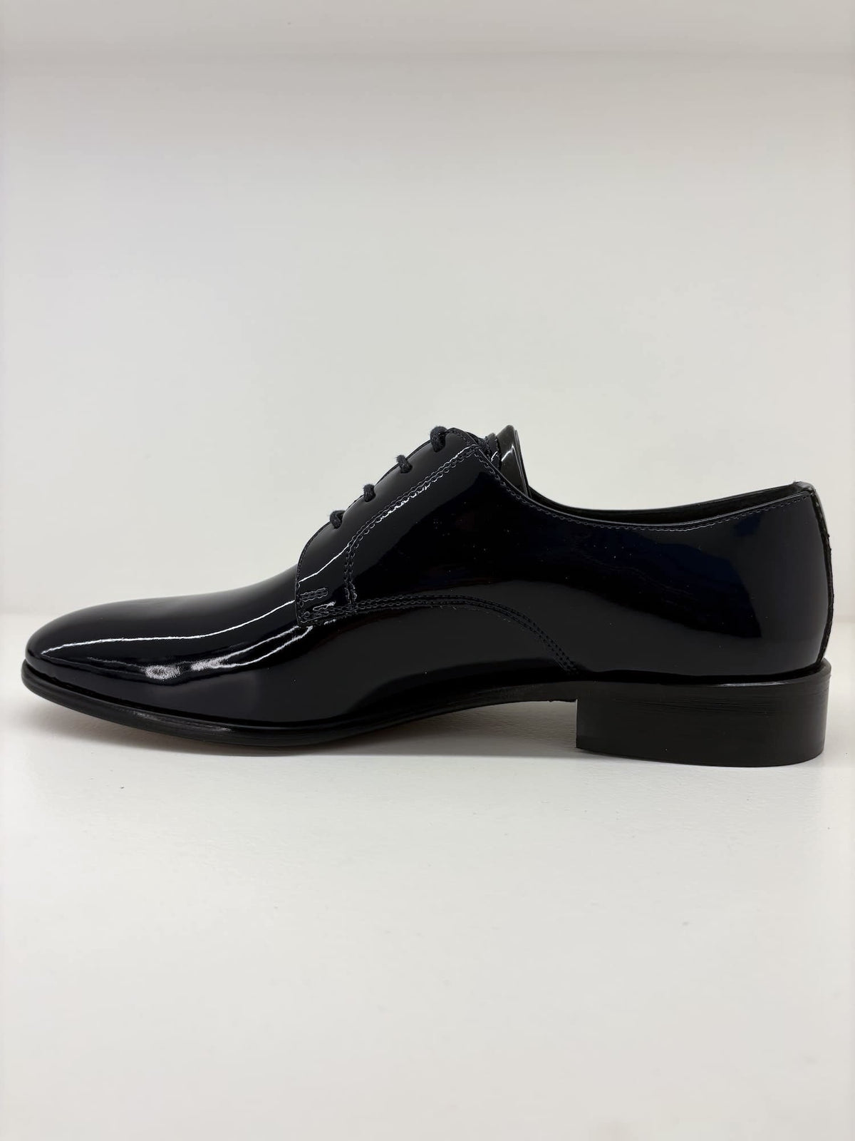Scarpa elegante in vernice con lacci